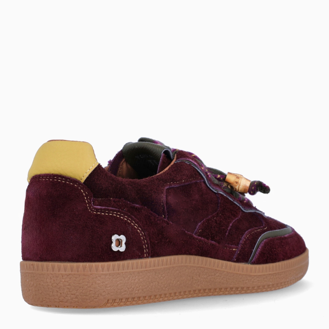 Deportivas de la marca Noa Harmon, modelo VELVET MOON. Elaboradas en ante color burdeos con cierre a cordones de color verde con adornos de flores. Deportivas con plantilla acolchada y extraíble para máxima comodidad. Deportivas Noa Harmon VELVET MOON con suela playa y de goma. Deportivas ideales para esta temporada!