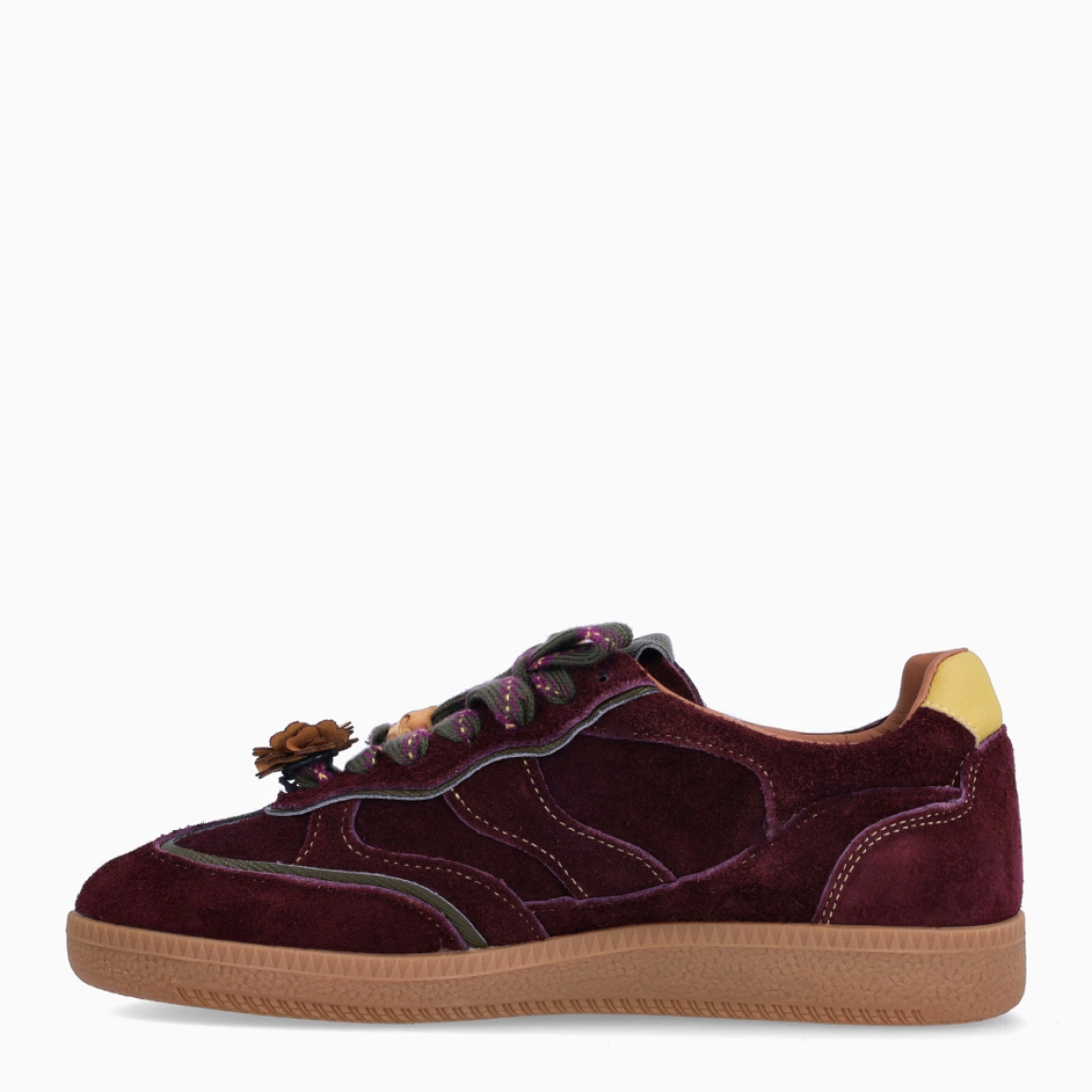 Deportivas de la marca Noa Harmon, modelo VELVET MOON. Elaboradas en ante color burdeos con cierre a cordones de color verde con adornos de flores. Deportivas con plantilla acolchada y extraíble para máxima comodidad. Deportivas Noa Harmon VELVET MOON con suela playa y de goma. Deportivas ideales para esta temporada!