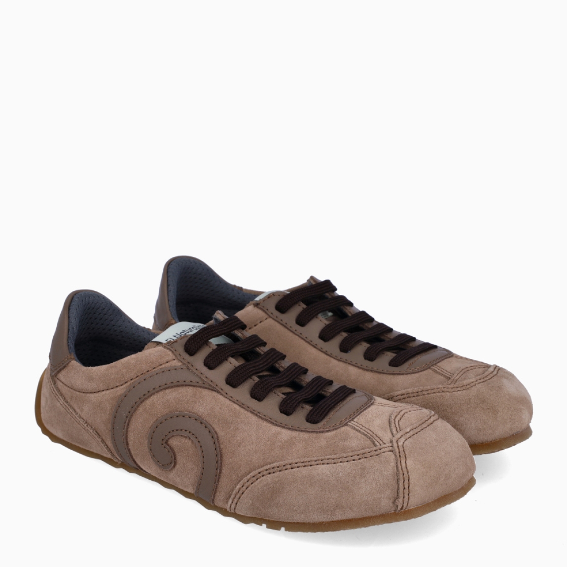 Deportivas barefoot de la marca El Naturalista, modelo SDAT. Deportivas elaboradas en ante color camel con detalle de logo en parte exterior y detalle en ante. Interior en piel. Cierre de deportivas El Naturalista con cordones y suela de goma plana. Estas deportivas El Naturalista SDAT tiene un diseño ligero y flexible que ofrece una experiencia barefoot con cada movimiento! Ideal para tu día a día!