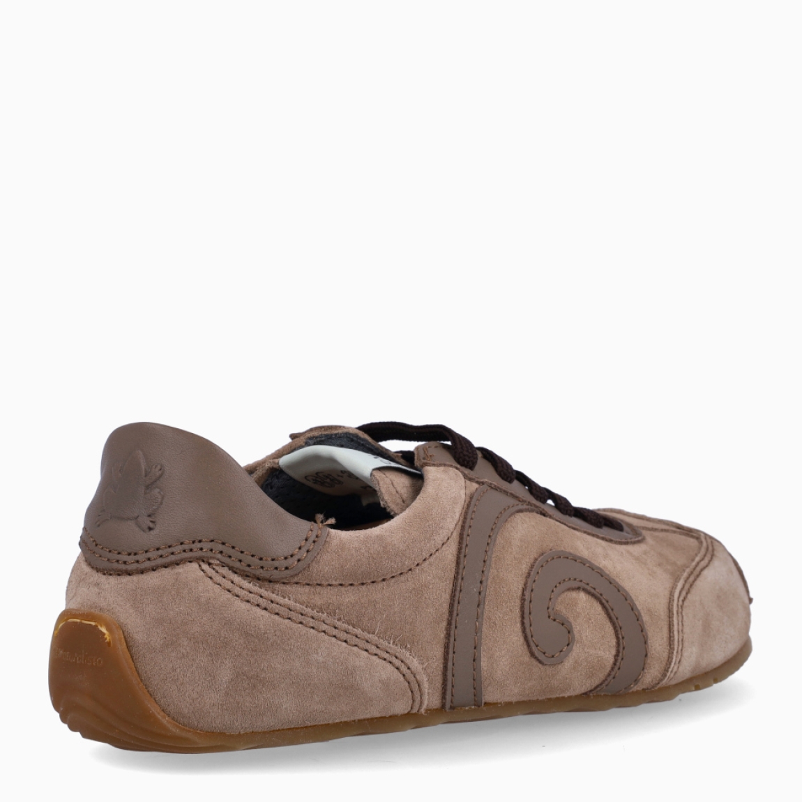 Deportivas barefoot de la marca El Naturalista, modelo SDAT. Deportivas elaboradas en ante color camel con detalle de logo en parte exterior y detalle en ante. Interior en piel. Cierre de deportivas El Naturalista con cordones y suela de goma plana. Estas deportivas El Naturalista SDAT tiene un diseño ligero y flexible que ofrece una experiencia barefoot con cada movimiento! Ideal para tu día a día!