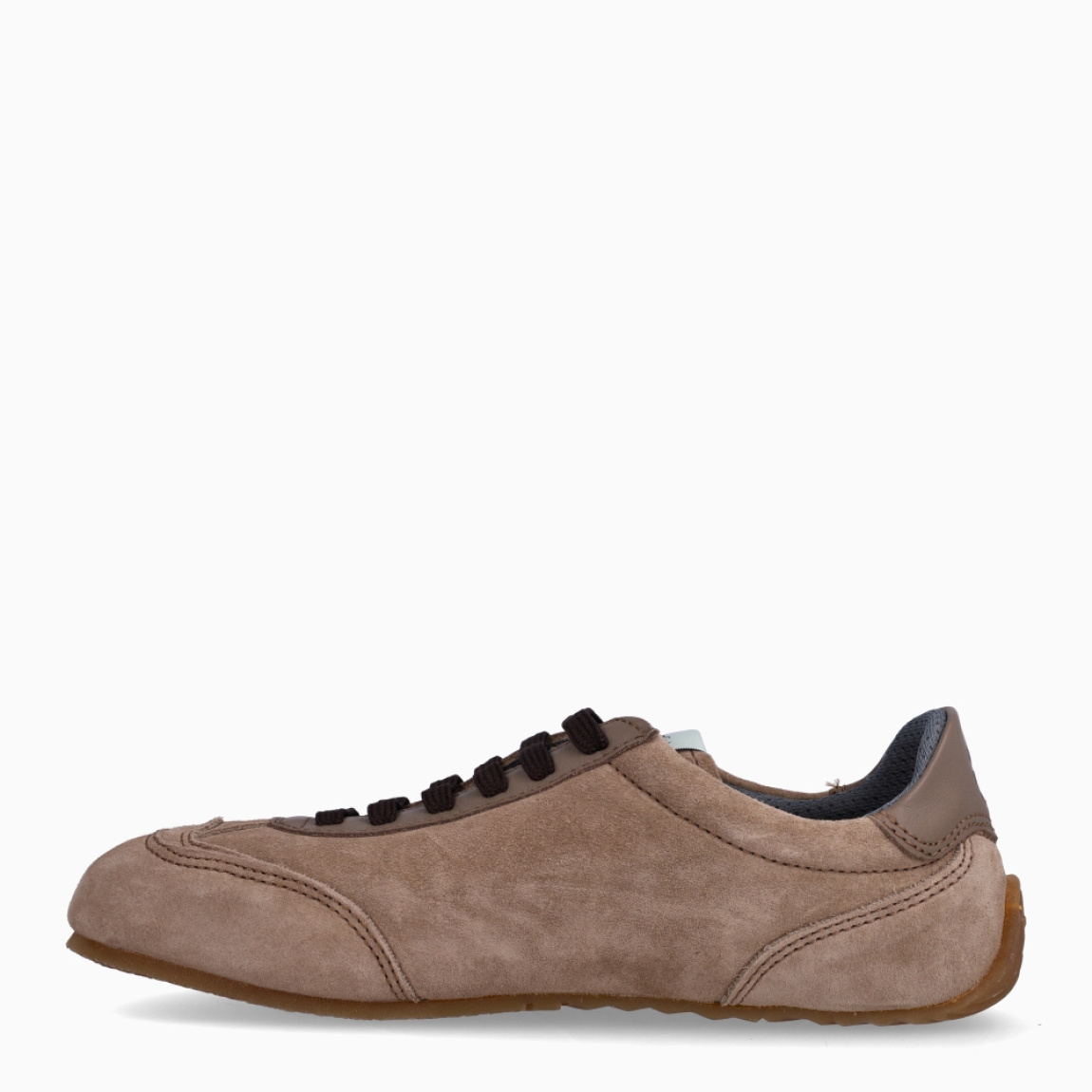 Deportivas barefoot de la marca El Naturalista, modelo SDAT. Deportivas elaboradas en ante color camel con detalle de logo en parte exterior y detalle en ante. Interior en piel. Cierre de deportivas El Naturalista con cordones y suela de goma plana. Estas deportivas El Naturalista SDAT tiene un diseño ligero y flexible que ofrece una experiencia barefoot con cada movimiento! Ideal para tu día a día!