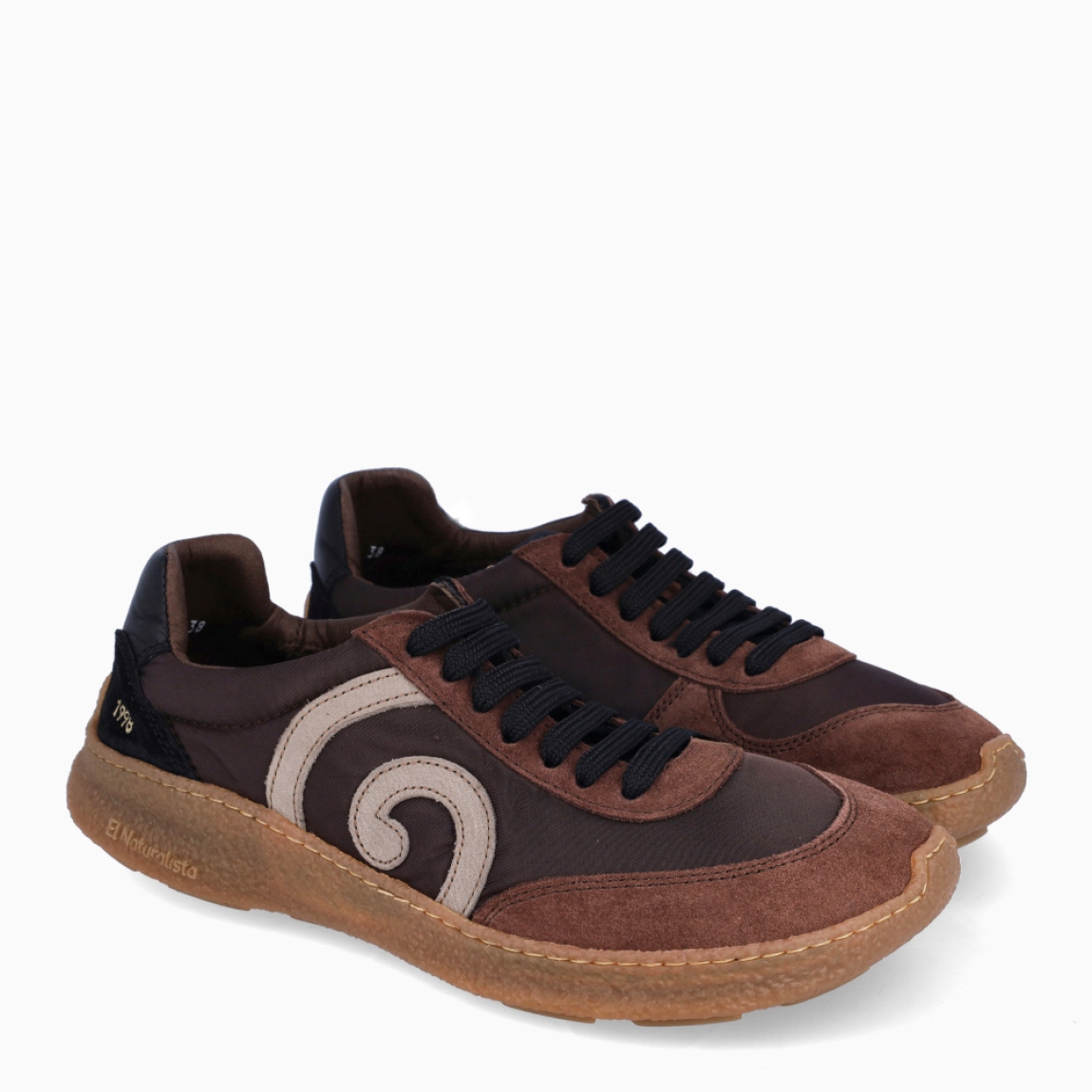Deportivas de la marca El Naturalista, modelo OLIVER. Deportivas elaboradas en naylon color marrón chocolate con detalle de logo en parte exterior y detalle en ante. Interior en piel. Cierre de deportivas El Naturalista con cordones y suela de goma plana. Estas deportivas El Naturalista OLIVER tiene un diseño ligero y flexible que ofrece una experiencia barefoot con cada movimiento! Ideal para tu día a día