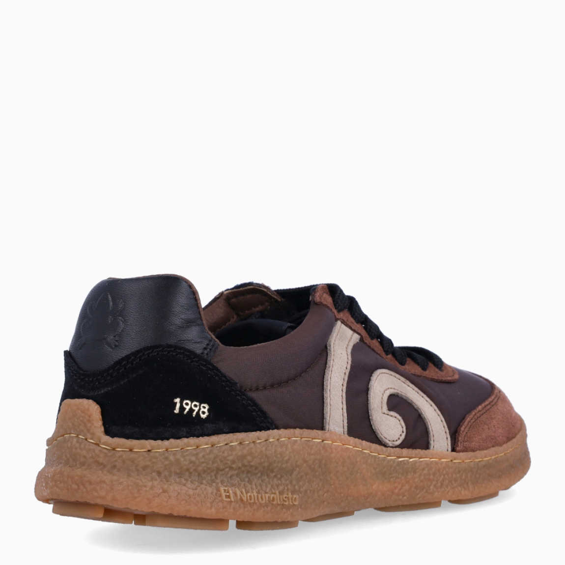 Deportivas de la marca El Naturalista, modelo OLIVER. Deportivas elaboradas en naylon color marrón chocolate con detalle de logo en parte exterior y detalle en ante. Interior en piel. Cierre de deportivas El Naturalista con cordones y suela de goma plana. Estas deportivas El Naturalista OLIVER tiene un diseño ligero y flexible que ofrece una experiencia barefoot con cada movimiento! Ideal para tu día a día