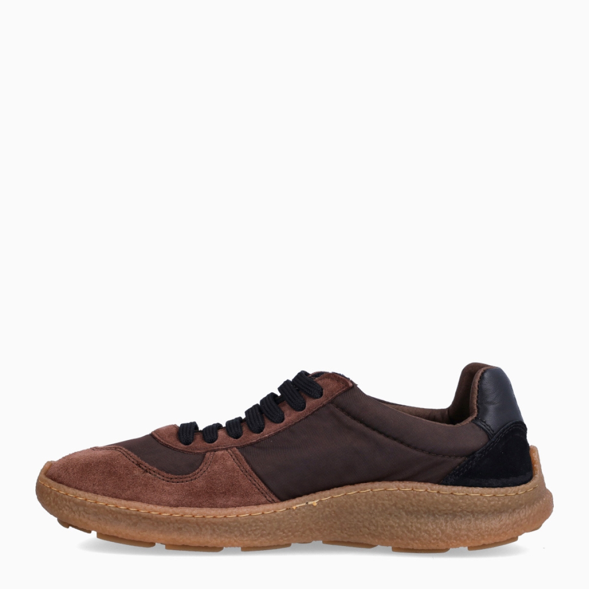 Deportivas de la marca El Naturalista, modelo OLIVER. Deportivas elaboradas en naylon color marrón chocolate con detalle de logo en parte exterior y detalle en ante. Interior en piel. Cierre de deportivas El Naturalista con cordones y suela de goma plana. Estas deportivas El Naturalista OLIVER tiene un diseño ligero y flexible que ofrece una experiencia barefoot con cada movimiento! Ideal para tu día a día