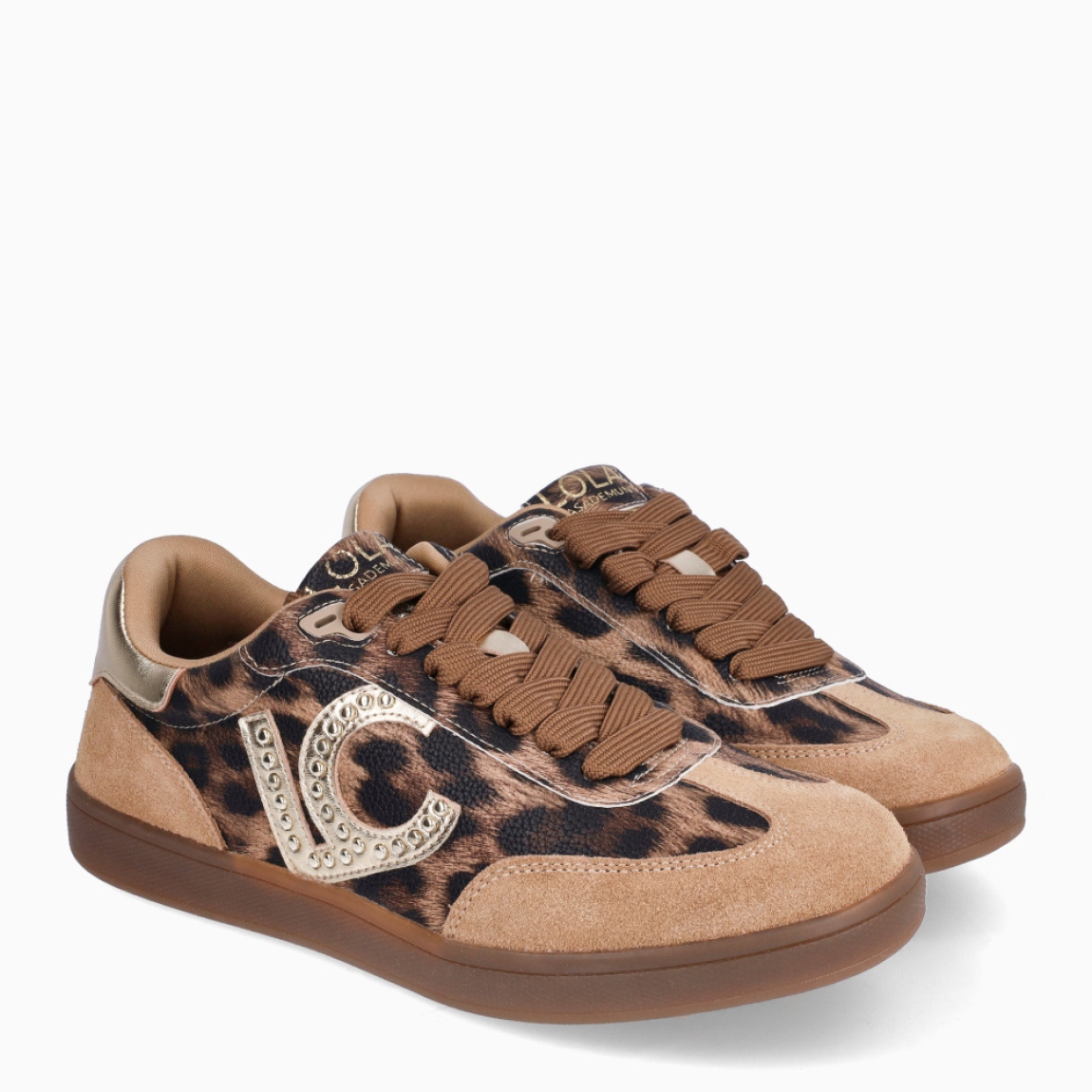 Deportivas de la marca Lola Casademunt, modelo LUPPER. Deportivas en piel con estilo urbano, un diseño animal print y detalles de tachas brillantes. Logo distintivo en el lateral. Cierre de cordones a tono. Deportivas Lola Casademunt con suela de goma antideslizante y refuerzos en los talones para mayor comodidad. Deportivas Lola Casademunt LUPPER, complemento ideal para resaltar tus looks de temporada!