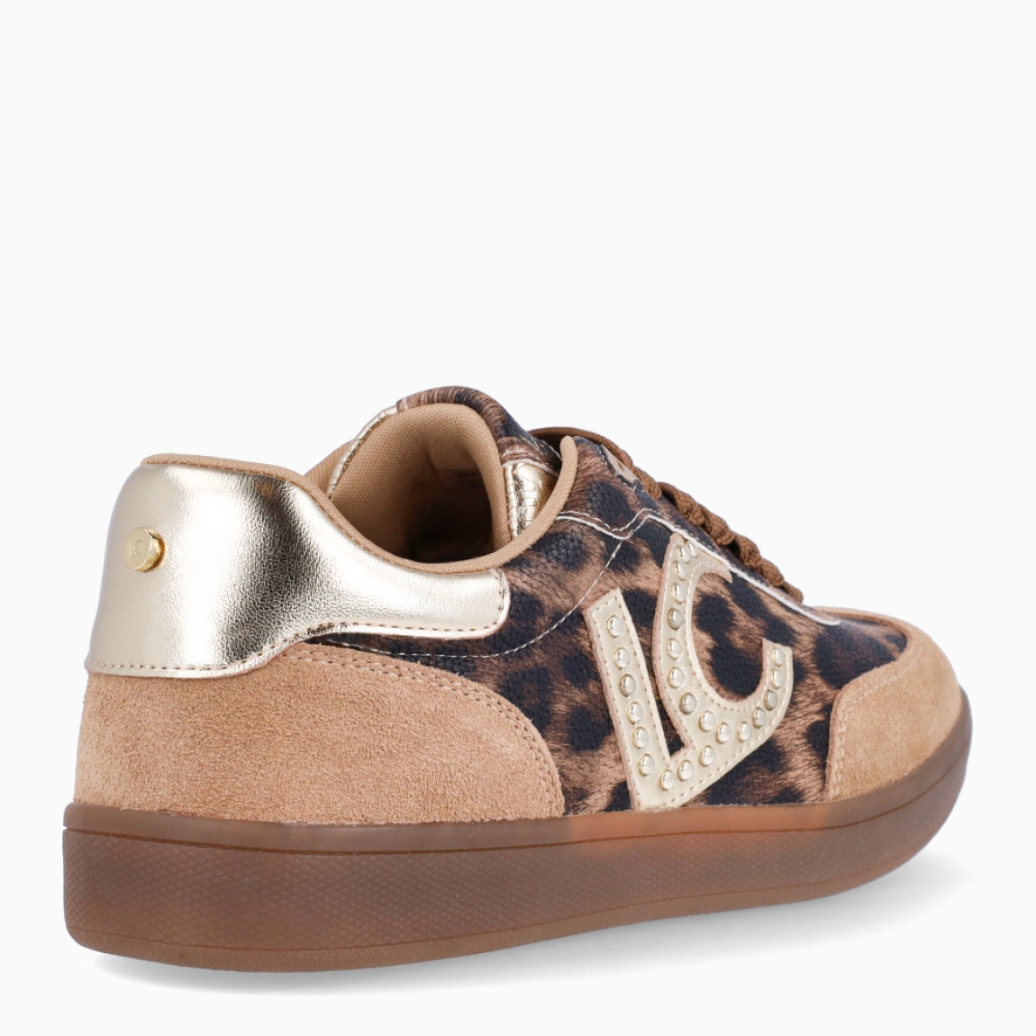 Deportivas de la marca Lola Casademunt, modelo LUPPER. Deportivas en piel con estilo urbano, un diseño animal print y detalles de tachas brillantes. Logo distintivo en el lateral. Cierre de cordones a tono. Deportivas Lola Casademunt con suela de goma antideslizante y refuerzos en los talones para mayor comodidad. Deportivas Lola Casademunt LUPPER, complemento ideal para resaltar tus looks de temporada!