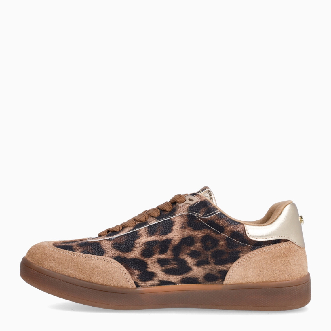Deportivas de la marca Lola Casademunt, modelo LUPPER. Deportivas en piel con estilo urbano, un diseño animal print y detalles de tachas brillantes. Logo distintivo en el lateral. Cierre de cordones a tono. Deportivas Lola Casademunt con suela de goma antideslizante y refuerzos en los talones para mayor comodidad. Deportivas Lola Casademunt LUPPER, complemento ideal para resaltar tus looks de temporada!
