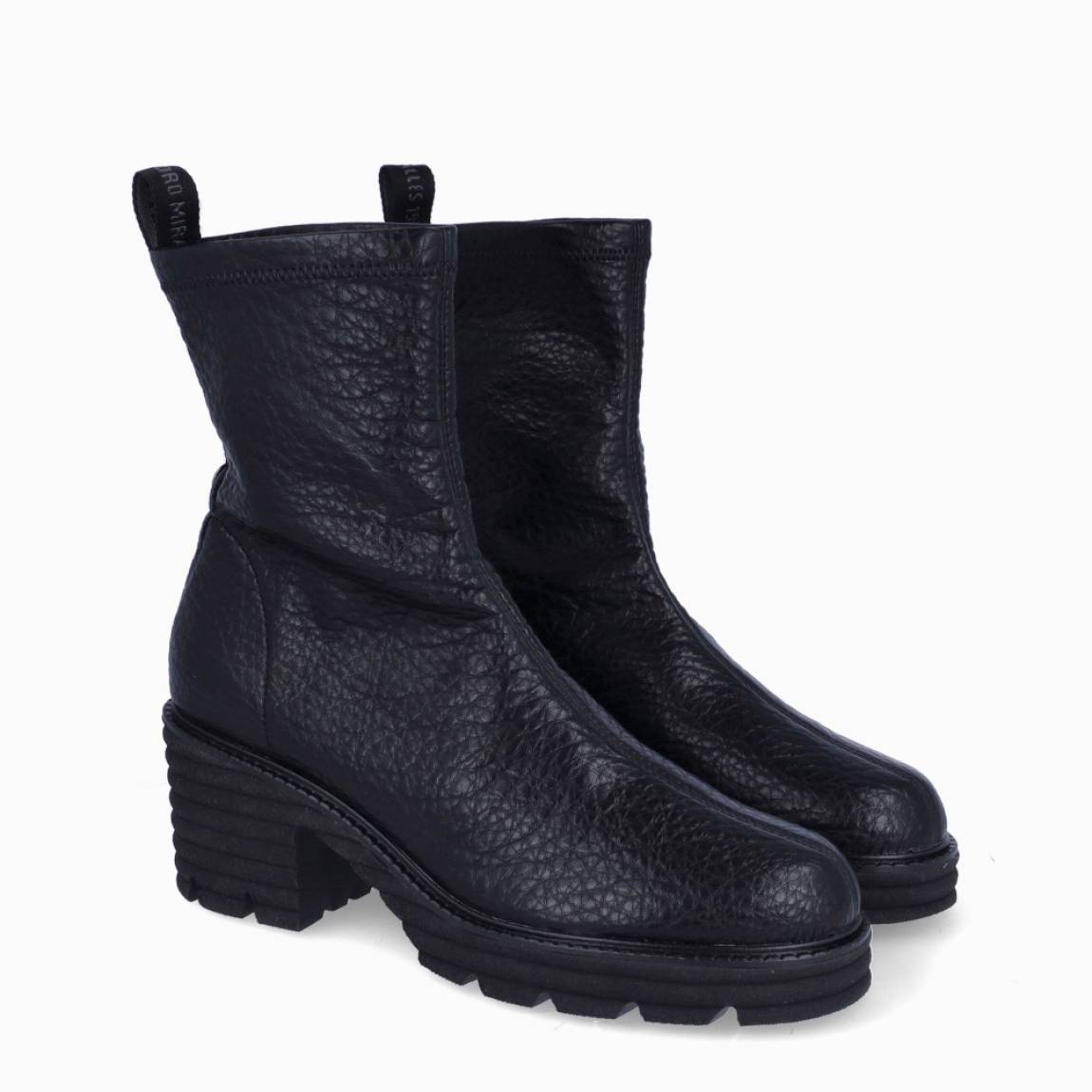 Botines sin costura de la marca Munné, modelo ABANTO. Botines elaborados en piel color negro. Botines adaptables para el día a día, que brinda la mayor comodidad en cada paso. Botines Munné con tacón con una cuña de 6cm de altura. Estos botines Munné ABANTO son ideales para ti!