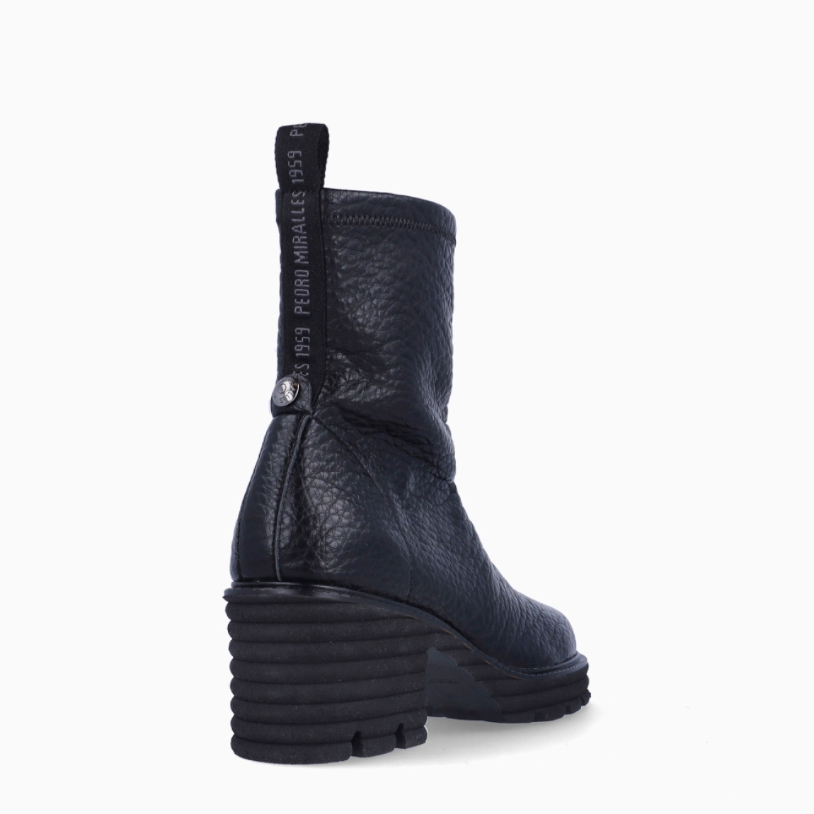Botines sin costura de la marca Munné, modelo ABANTO. Botines elaborados en piel color negro. Botines adaptables para el día a día, que brinda la mayor comodidad en cada paso. Botines Munné con tacón con una cuña de 6cm de altura. Estos botines Munné ABANTO son ideales para ti!