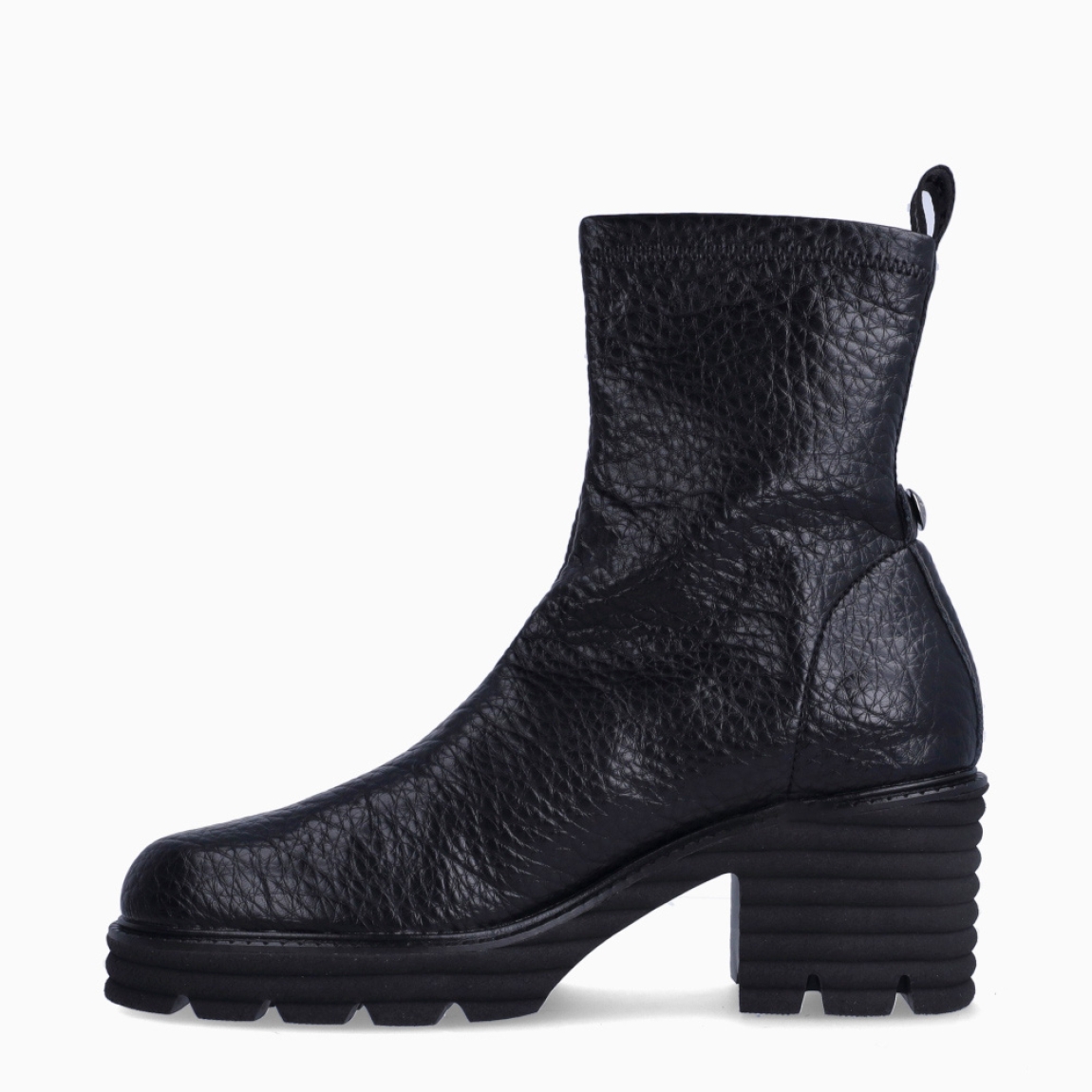 Botines sin costura de la marca Munné, modelo ABANTO. Botines elaborados en piel color negro. Botines adaptables para el día a día, que brinda la mayor comodidad en cada paso. Botines Munné con tacón con una cuña de 6cm de altura. Estos botines Munné ABANTO son ideales para ti!