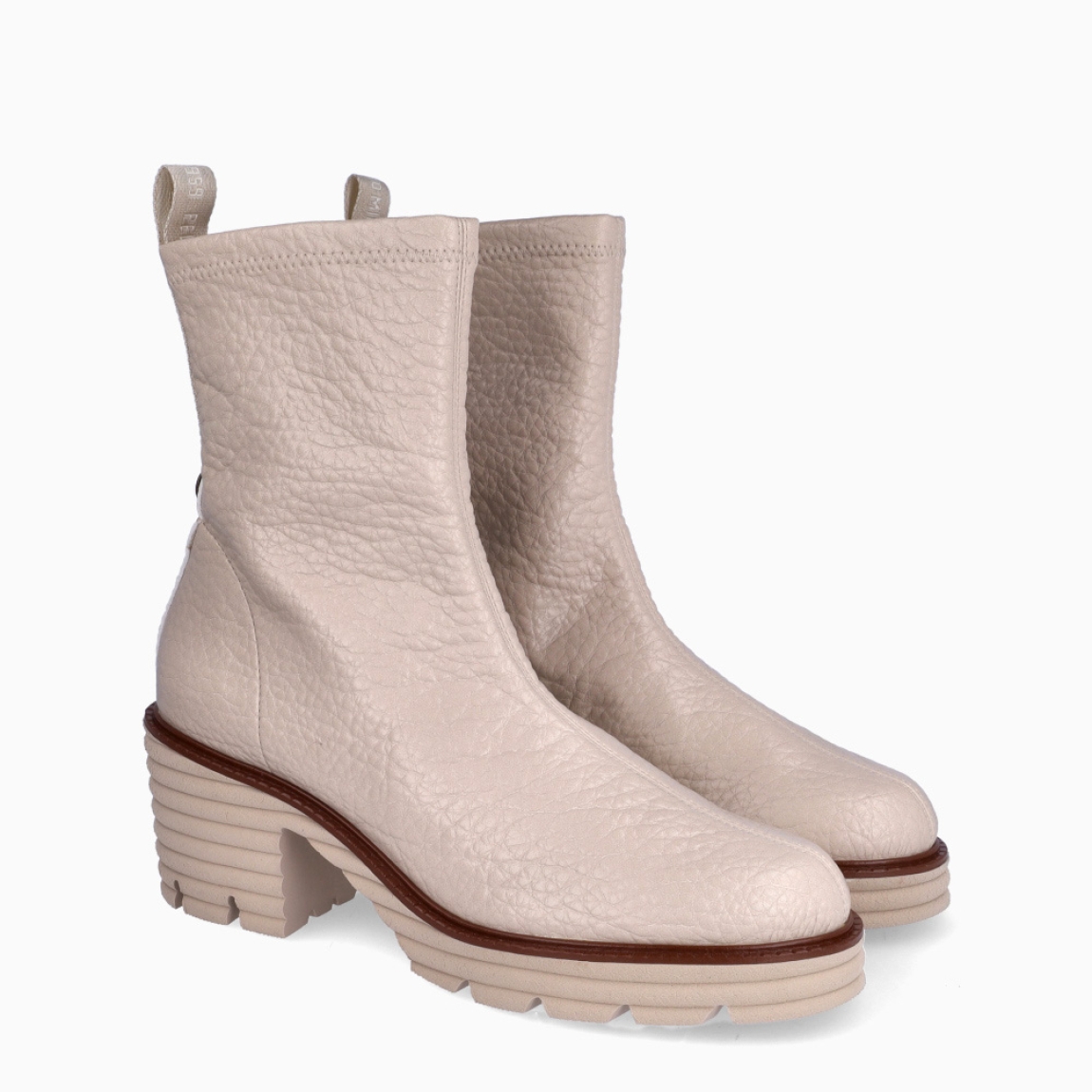 Botines sin costura de la marca Munné, modelo ABANTO. Botines elaborados en piel color crema. Botines adaptables para el día a día, que brinda la mayor comodidad en cada paso. Botines Munné con tacón con una cuña de 6cm de altura. Estos botines Munné ABANTO son ideales para ti!