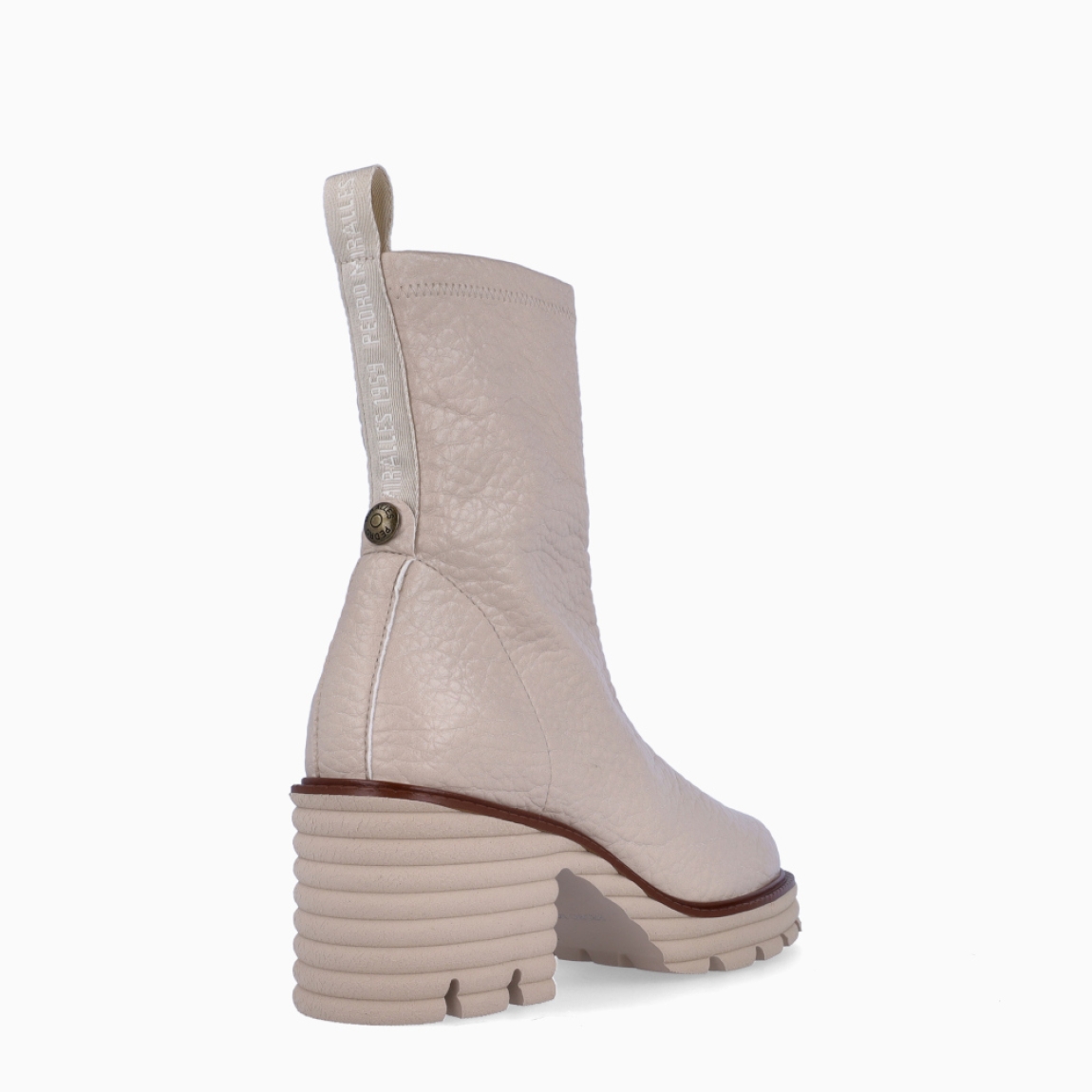 Botines sin costura de la marca Munné, modelo ABANTO. Botines elaborados en piel color crema. Botines adaptables para el día a día, que brinda la mayor comodidad en cada paso. Botines Munné con tacón con una cuña de 6cm de altura. Estos botines Munné ABANTO son ideales para ti!