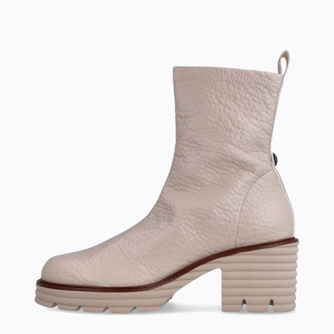 Botines sin costura de la marca Munné, modelo ABANTO. Botines elaborados en piel color crema. Botines adaptables para el día a día, que brinda la mayor comodidad en cada paso. Botines Munné con tacón con una cuña de 6cm de altura. Estos botines Munné ABANTO son ideales para ti!