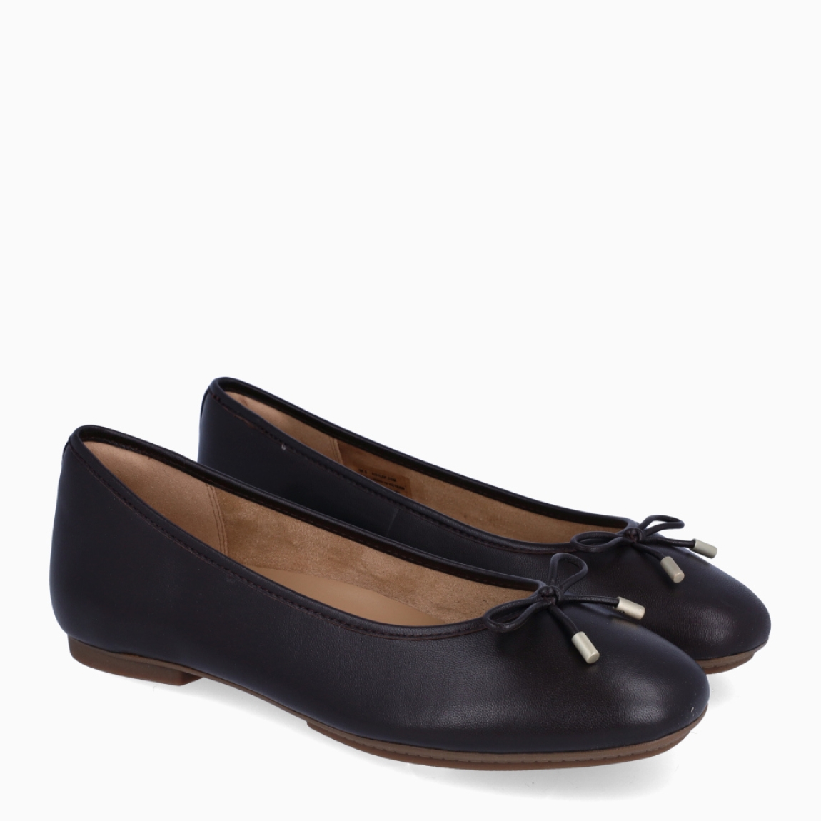 Bailarinas de la marca Fitflop, modelo DELICATO BOW. Exterior en piel color marrón oscuro con detalle de lazo en pala y punta redonda. Interior en piel color beig. Suela plana de goma. Estas bailarina DELICATO BOW Fitlflop son un complemento clásico e ideal para crear looks con elegancia y comodidad.