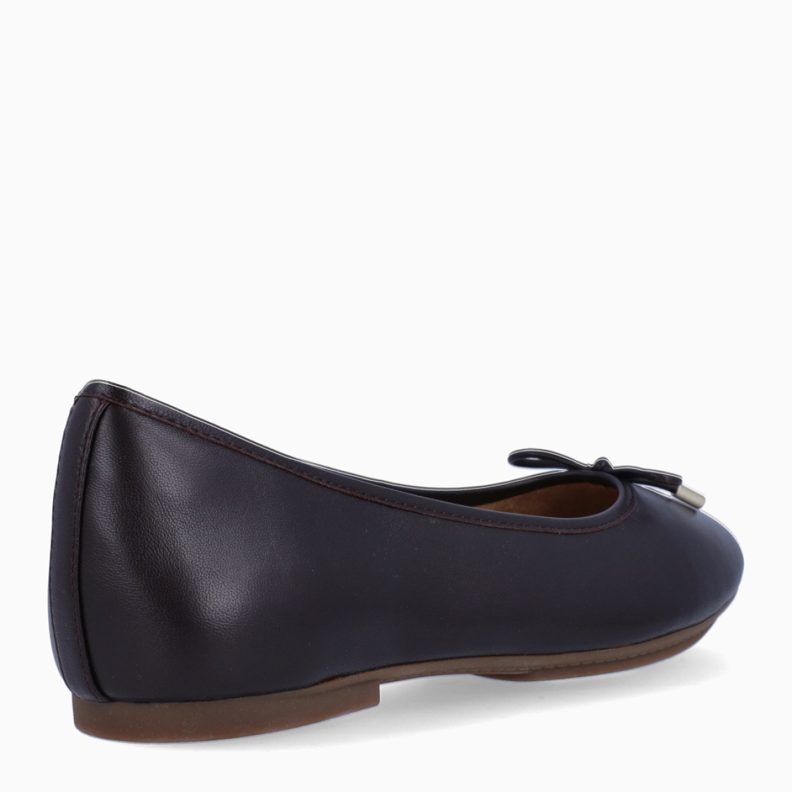 Bailarinas de la marca Fitflop, modelo DELICATO BOW. Exterior en piel color marrón oscuro con detalle de lazo en pala y punta redonda. Interior en piel color beig. Suela plana de goma. Estas bailarina DELICATO BOW Fitlflop son un complemento clásico e ideal para crear looks con elegancia y comodidad.
