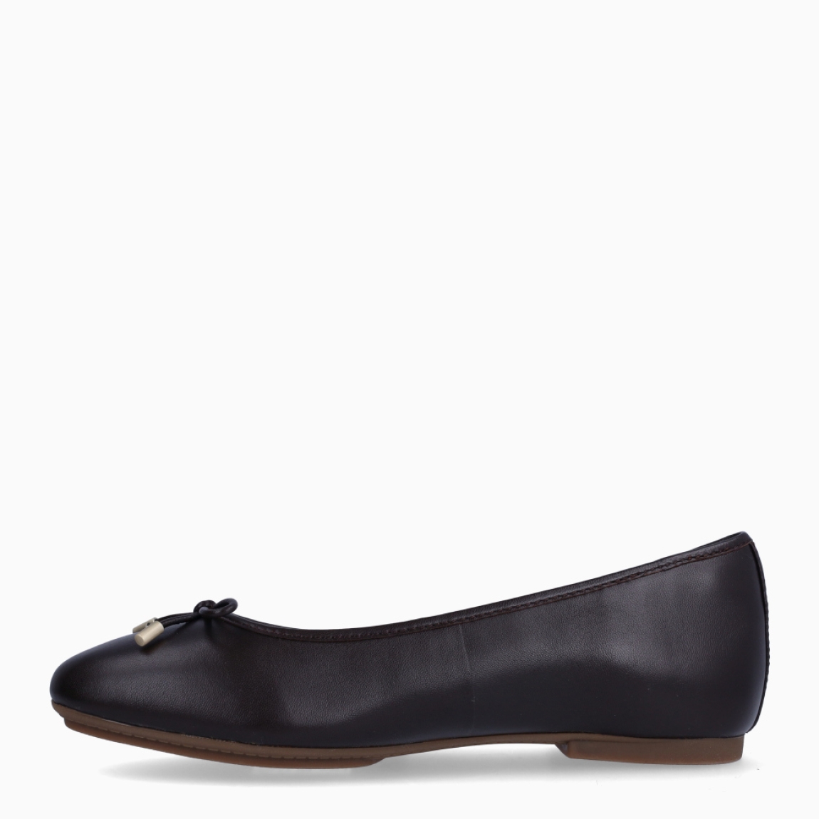 Bailarinas de la marca Fitflop, modelo DELICATO BOW. Exterior en piel color marrón oscuro con detalle de lazo en pala y punta redonda. Interior en piel color beig. Suela plana de goma. Estas bailarina DELICATO BOW Fitlflop son un complemento clásico e ideal para crear looks con elegancia y comodidad.