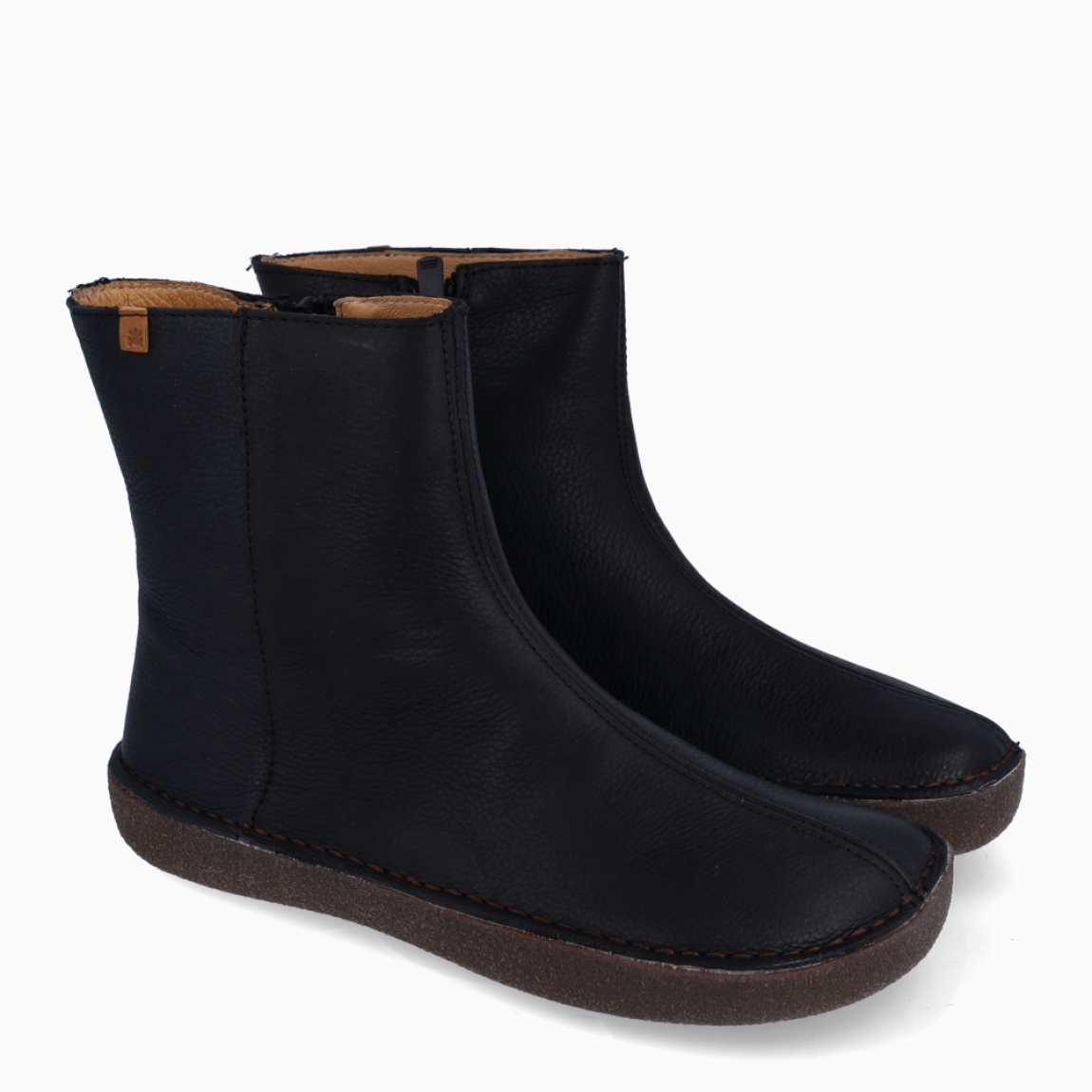 Botines barefoot de la marca El Naturalista, modelo MODDY. Botines elaborados en piel color negro. Botines minimalistas, con suela antideslizante y flexible. Botines El Naturalista, con plantilla extraíble se amolda a la anatomía de tu pie para darle descanso. Cierre con cremallera. Botines El Naturalista MODDY ideales para disfrutar de una comodidad máxima al andar.