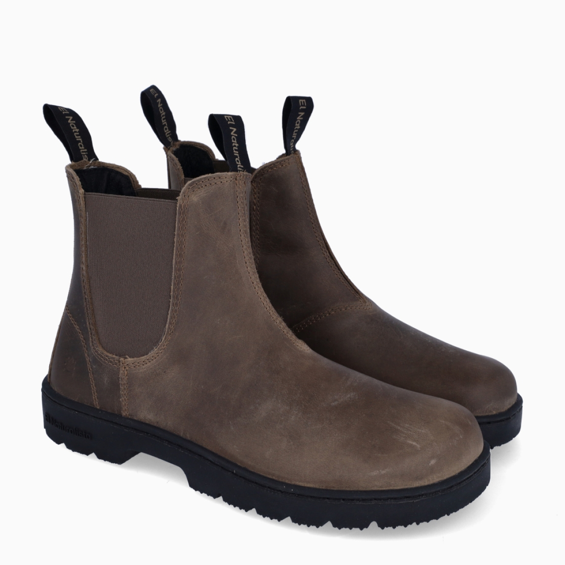 Botines barefoot de la marca El Naturalista, modelo SOFTY. Botines elaborados en piel color marrón oscuro. Botines minimalistas, con suela antideslizante y flexible. Botines El Naturalista, con plantilla extraíble se amolda a la anatomía de tu pie para darle descanso. Botines El Naturalista SOFTY ideales para disfrutar de una comodidad máxima al andar.