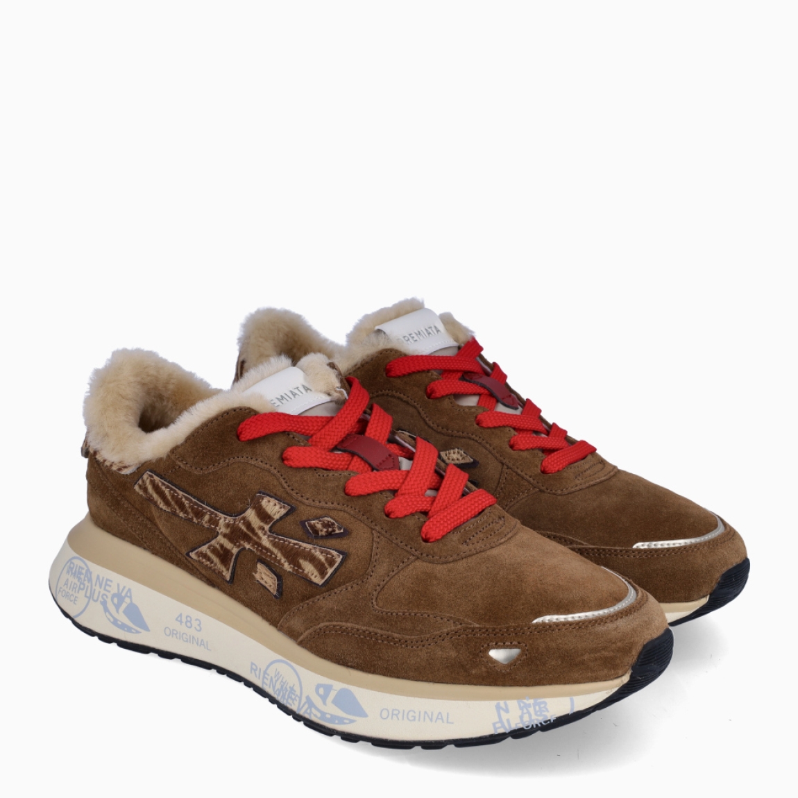 Deportiva de la marca Premiata, modelo LAURYN . Exterior de la deportiva en piel color marrón con detalle en ante y logo lateral. Interior de la deportiva con pelo acolchado. Cierre de la deportiva con cordones de color rojo. Deportiva con plantilla acolchada para garantizar el máximo confort. Deportiva con suela de goma y estampado de marca. La deportiva LAURYN de Premiata es una deportiva ligera y cómoda, con unos detalles que la hacen diferente y especial. Ideal para marcar estilo día a día.