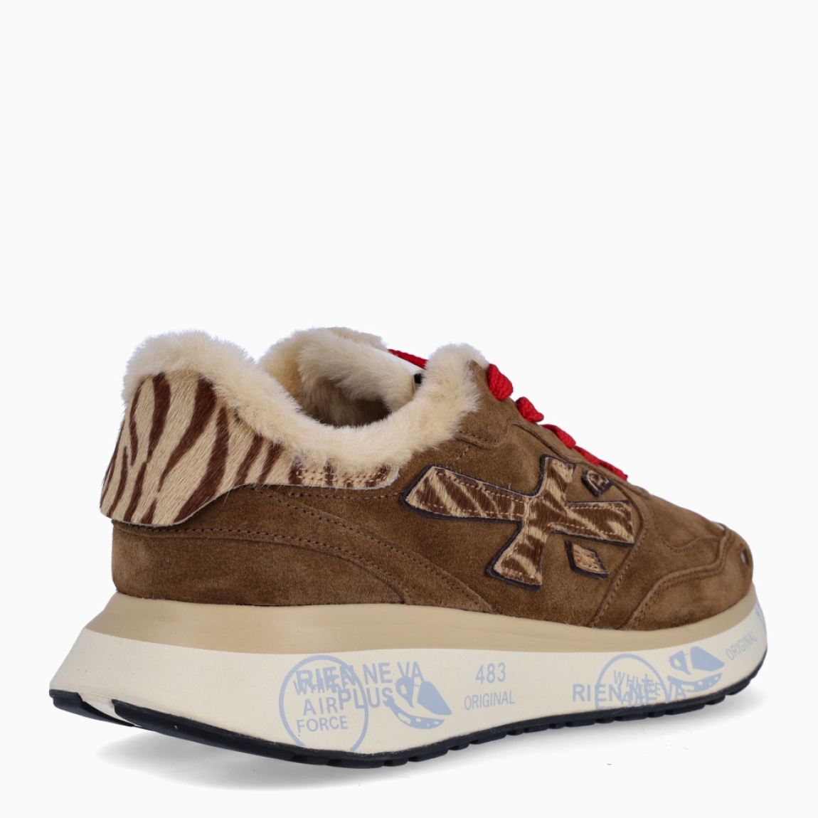 Deportiva de la marca Premiata, modelo LAURYN . Exterior de la deportiva en piel color marrón con detalle en ante y logo lateral. Interior de la deportiva con pelo acolchado. Cierre de la deportiva con cordones de color rojo. Deportiva con plantilla acolchada para garantizar el máximo confort. Deportiva con suela de goma y estampado de marca. La deportiva LAURYN de Premiata es una deportiva ligera y cómoda, con unos detalles que la hacen diferente y especial. Ideal para marcar estilo día a día.
