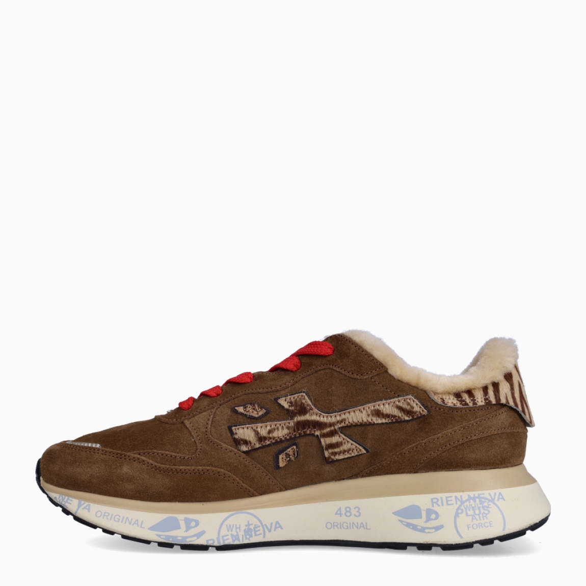 Deportiva de la marca Premiata, modelo LAURYN . Exterior de la deportiva en piel color marrón con detalle en ante y logo lateral. Interior de la deportiva con pelo acolchado. Cierre de la deportiva con cordones de color rojo. Deportiva con plantilla acolchada para garantizar el máximo confort. Deportiva con suela de goma y estampado de marca. La deportiva LAURYN de Premiata es una deportiva ligera y cómoda, con unos detalles que la hacen diferente y especial. Ideal para marcar estilo día a día.