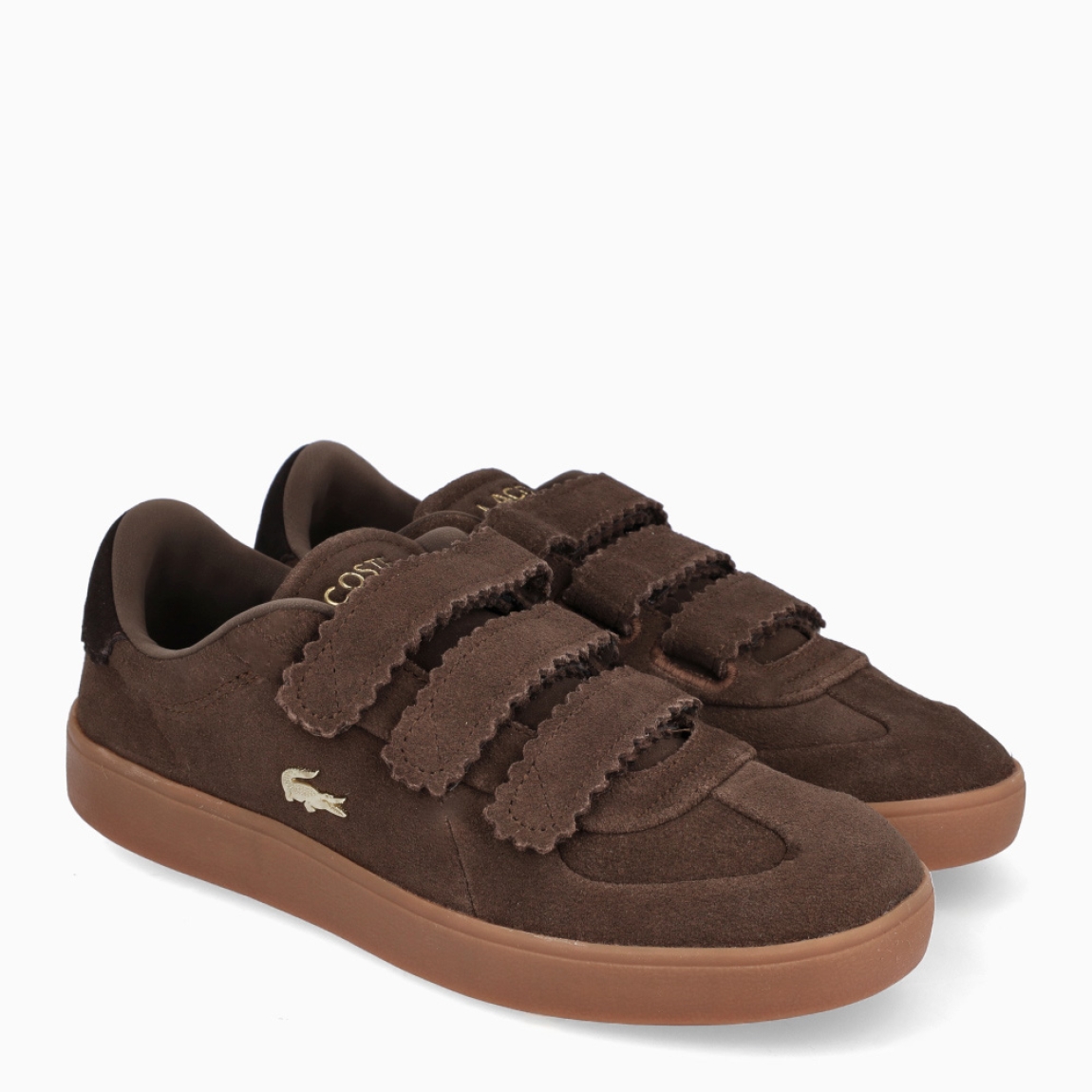 Deportivas de la marca Lacoste, modelo Baseshot Pro Strap. Deportivas con una versión sofisticada de un estilo clásico de Lacoste. Combina una elegante parte superior de ante de primera calidad color marrón, tiras de velcro onduladas y detalles de marca dorados, como un cocodrilo metálico central. Un modelo sofisticado que se complementa con una suela de caucho reforzada y de alta adherencia. Deportivas Lacoste Baseshot Pro Strap, modelo elagante e ideal para tus looks de temporada!
