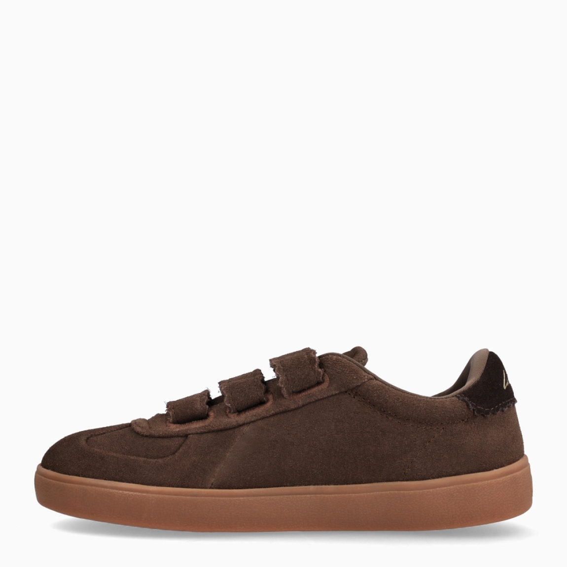 Deportivas de la marca Lacoste, modelo Baseshot Pro Strap. Deportivas con una versión sofisticada de un estilo clásico de Lacoste. Combina una elegante parte superior de ante de primera calidad color marrón, tiras de velcro onduladas y detalles de marca dorados, como un cocodrilo metálico central. Un modelo sofisticado que se complementa con una suela de caucho reforzada y de alta adherencia. Deportivas Lacoste Baseshot Pro Strap, modelo elagante e ideal para tus looks de temporada!