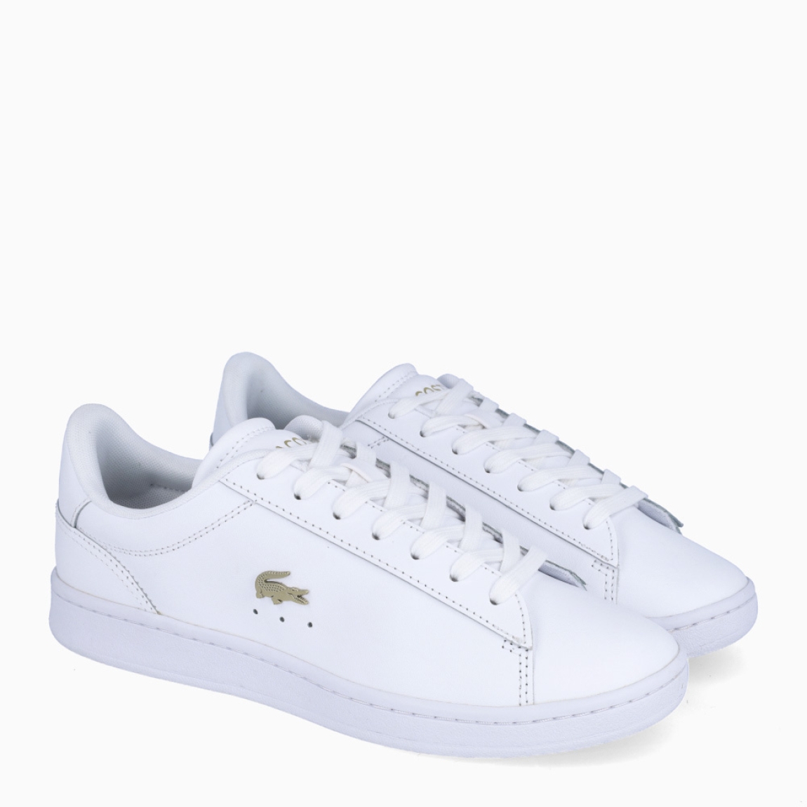 Deportivas de la marca Lacoste, modelo Carnaby Set. Deportivas con un estilo elegante y minimalista en piel granulada de primera calidad color blanco, con un cocodrilo metálico y un panel de charol efecto piel de reptil. Un estilo sofisticado que se completa con sutiles detalles de la marca. Deportivas Lacoste Carnaby Set, complemento ideal para brinda elegancia y comodidad a tus looks!