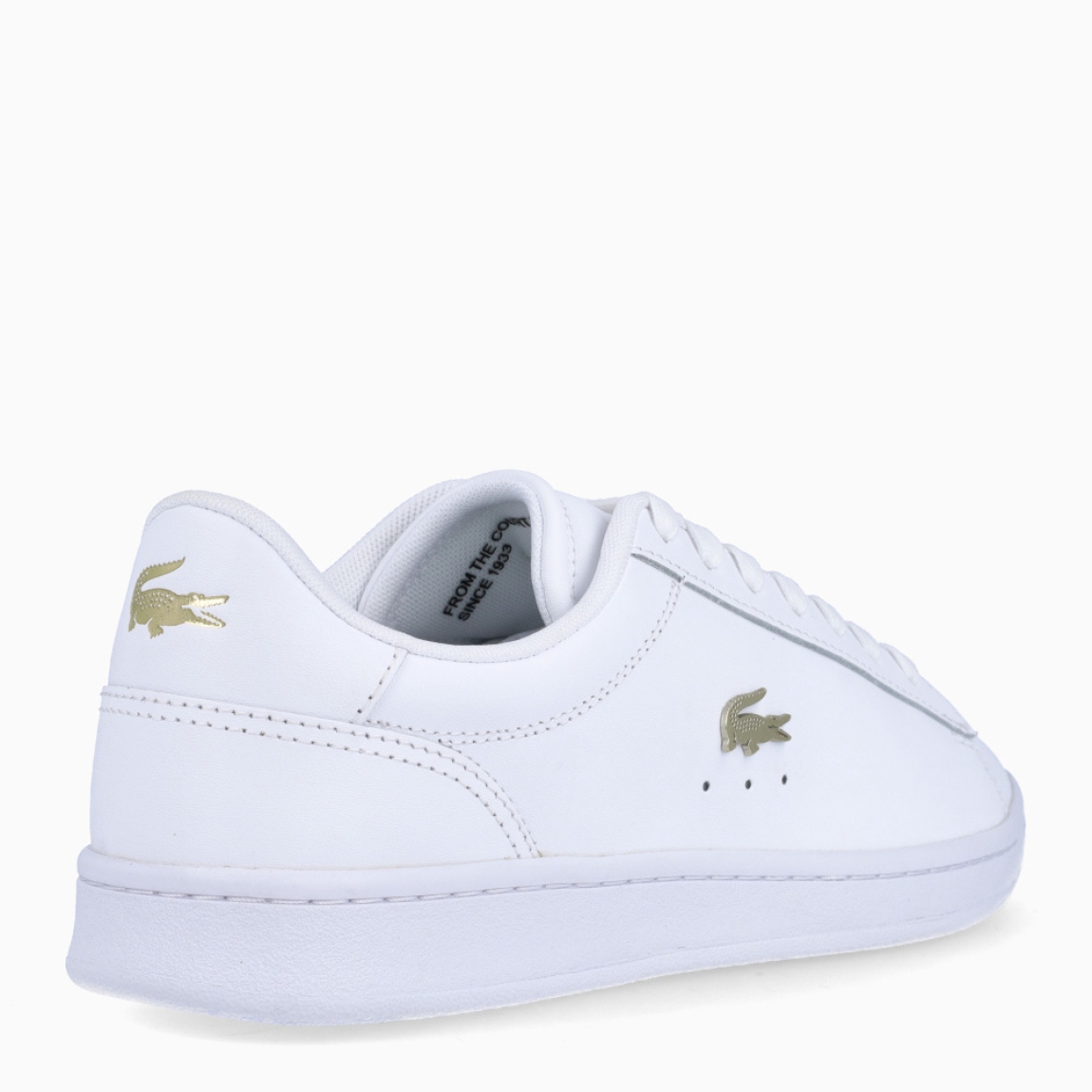 Deportivas de la marca Lacoste, modelo Carnaby Set. Deportivas con un estilo elegante y minimalista en piel granulada de primera calidad color blanco, con un cocodrilo metálico y un panel de charol efecto piel de reptil. Un estilo sofisticado que se completa con sutiles detalles de la marca. Deportivas Lacoste Carnaby Set, complemento ideal para brinda elegancia y comodidad a tus looks!