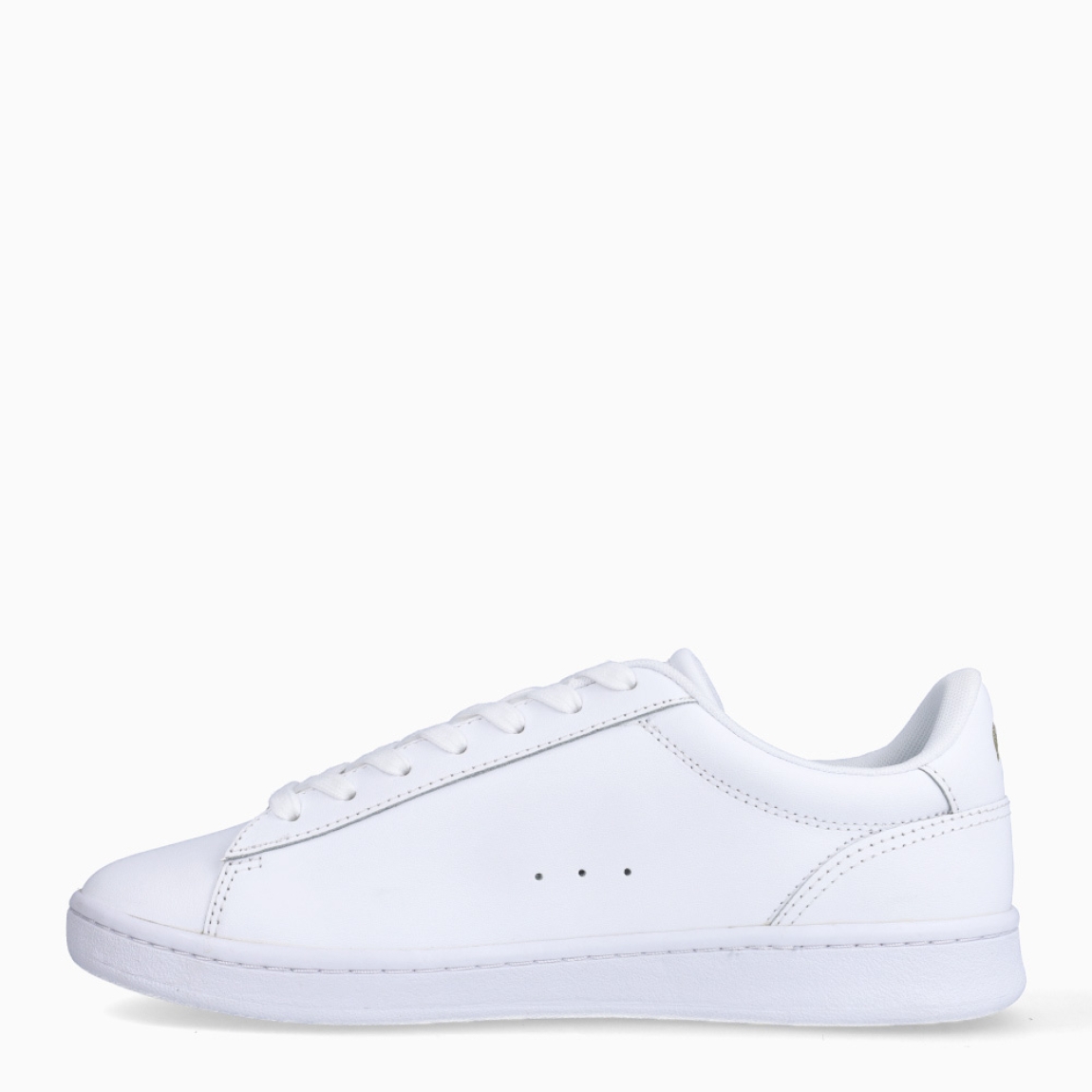 Deportivas de la marca Lacoste, modelo Carnaby Set. Deportivas con un estilo elegante y minimalista en piel granulada de primera calidad color blanco, con un cocodrilo metálico y un panel de charol efecto piel de reptil. Un estilo sofisticado que se completa con sutiles detalles de la marca. Deportivas Lacoste Carnaby Set, complemento ideal para brinda elegancia y comodidad a tus looks!