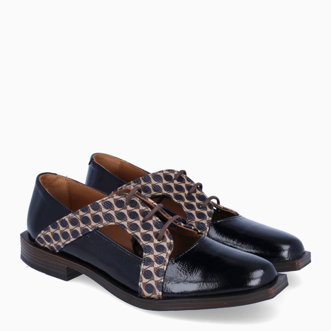 Blucher de la marca Nemonic, modelo SHELTON. Blucher elaborado en piel color negro con efecto brillante charol y diseño de estampado en pala. Cierre de los blucher con cordones en pala. Interior en piel color cuero. Suela plana y de goma. Blucher Nemonic SHELTON, un complemento ideal en elegancia, estilo y comodidad para tus looks de temporada!
