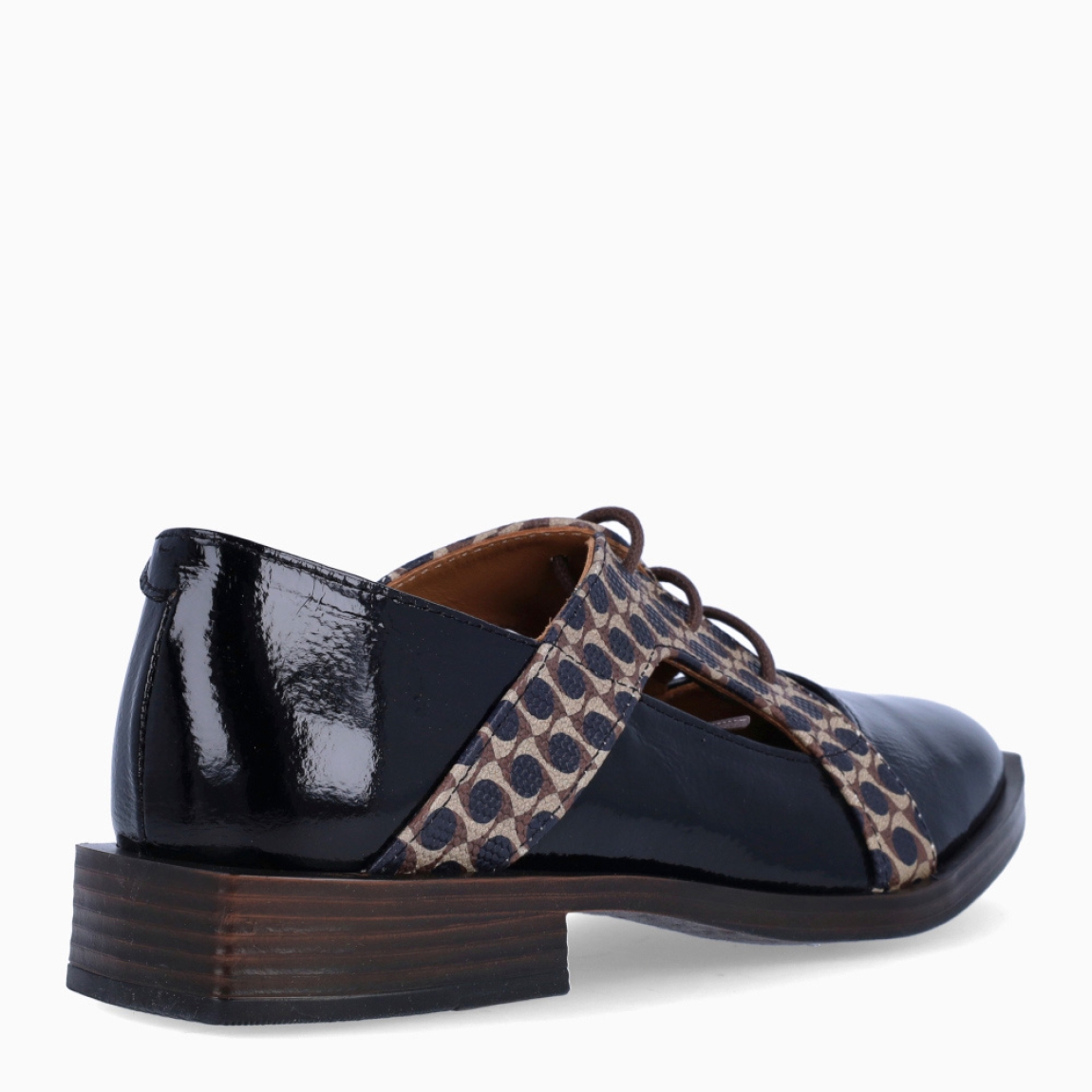 Blucher de la marca Nemonic, modelo SHELTON. Blucher elaborado en piel color negro con efecto brillante charol y diseño de estampado en pala. Cierre de los blucher con cordones en pala. Interior en piel color cuero. Suela plana y de goma. Blucher Nemonic SHELTON, un complemento ideal en elegancia, estilo y comodidad para tus looks de temporada!