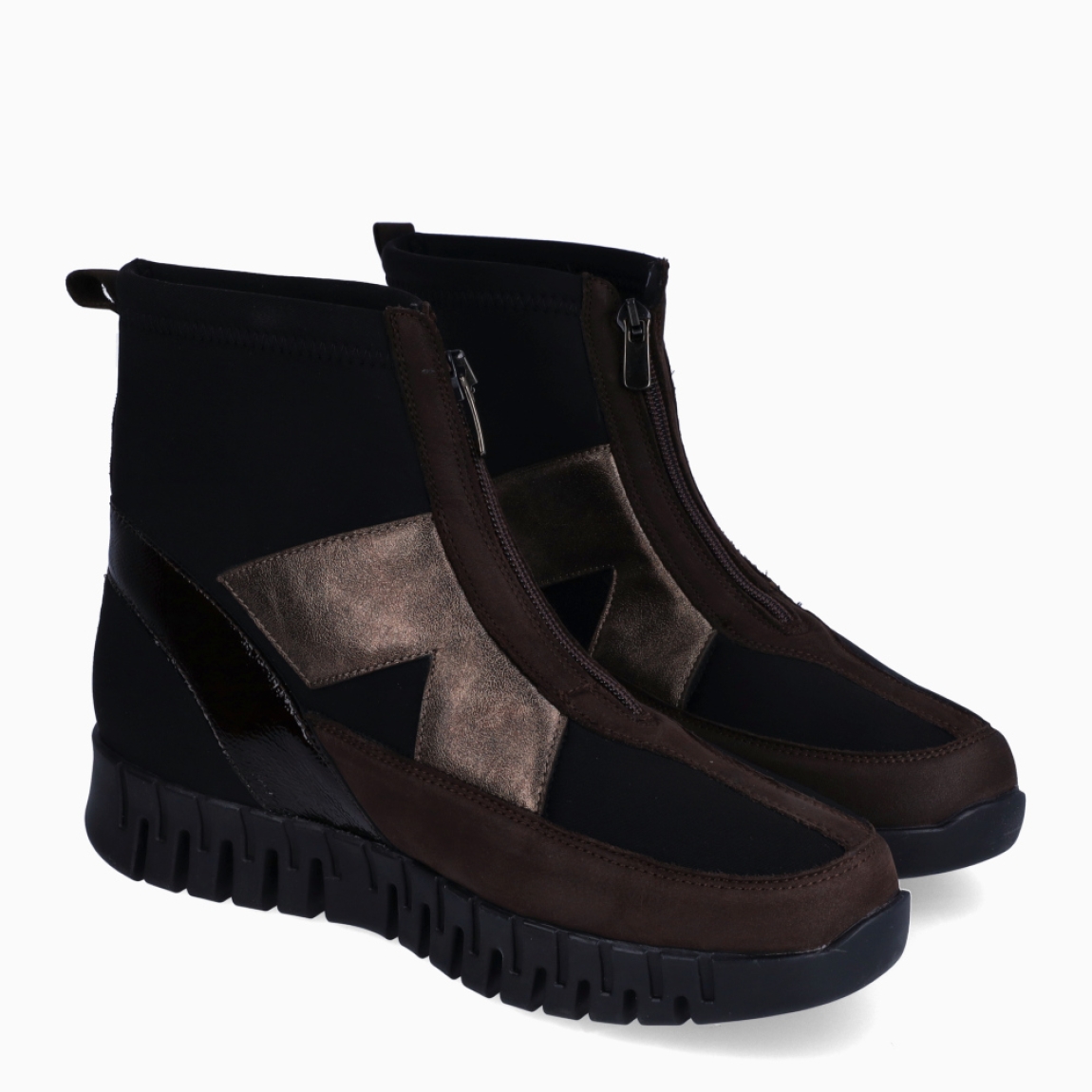 Botines de la marca Piesanto, modelo SETTA. Botines elaborados en naylon color marrón oscuro con detalle en dorado. Botines especializados en confort. Interior con plantilla extraíbles que se ajustan a la forma de tu pie. Botines Piesanto con suela dentada con plataforma de 3cm de altura. Estos botines Piesanto SETTA son ideales para ti!