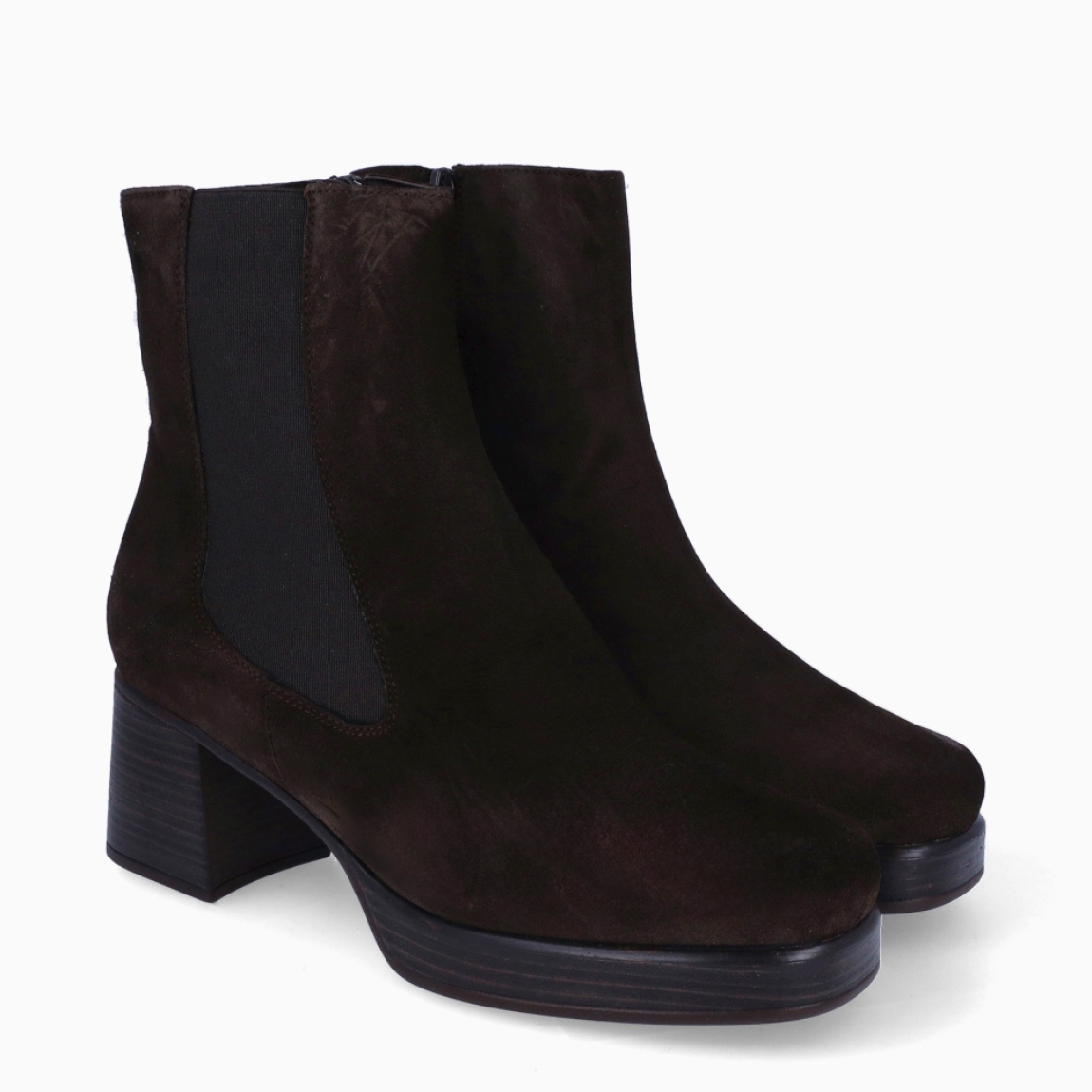 Botines de la marca Piesanto, modelo CAOB. Botines elaborados en ante color marrón oscuro. Botines especializados en confort. Interior con plantilla extraíbles que se ajustan a la forma de tu pie. Botines Piesanto con tacón grueso de 6cm de altura. Estos botines Piesanto CAOB son ideales para ti!