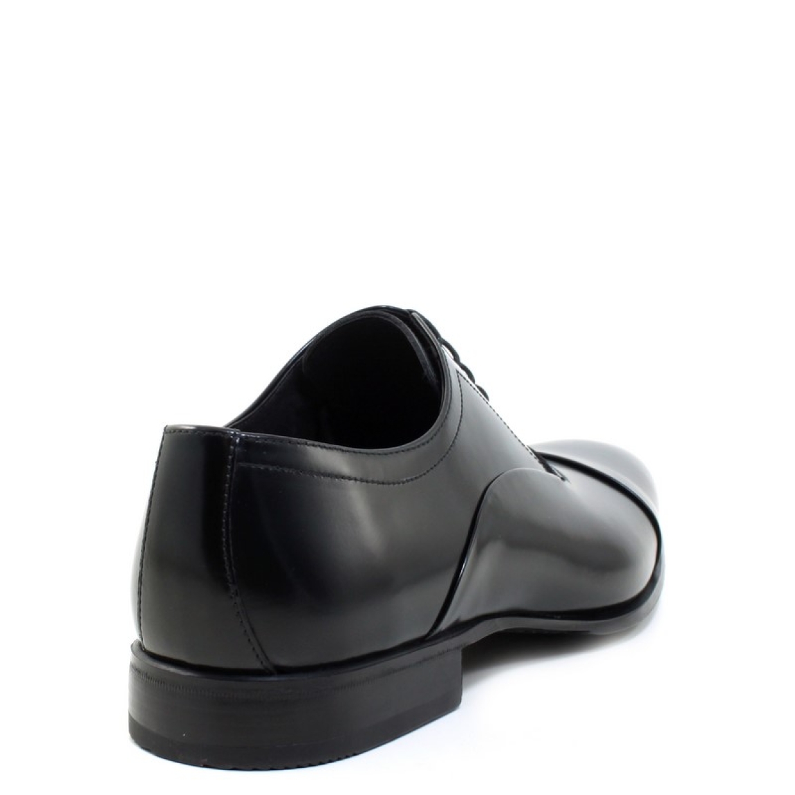 Zapatos de vestir de la marca Sergio Serrano modelo Ingles Antick. Exterior fabricado artesanalmente en piel florentic de color negro. Punta remarcada. cierre con cordones. Interior forrado de piel. Suela de goma. Ideal para ceremonias y eventos especiales.