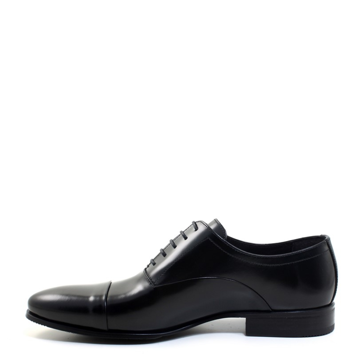 Zapatos de vestir de la marca Sergio Serrano modelo Ingles Antick. Exterior fabricado artesanalmente en piel florentic de color negro. Punta remarcada. cierre con cordones. Interior forrado de piel. Suela de goma. Ideal para ceremonias y eventos especiales.