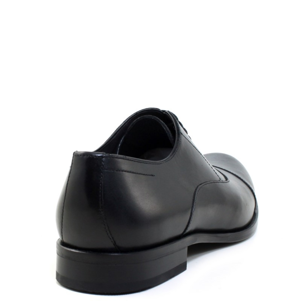 Blucher de puntera redonda de la marca Sergio Serrano modelo 2201. Exterior de piel de color negro con cierre de cordones al tono. Suela de goma.
