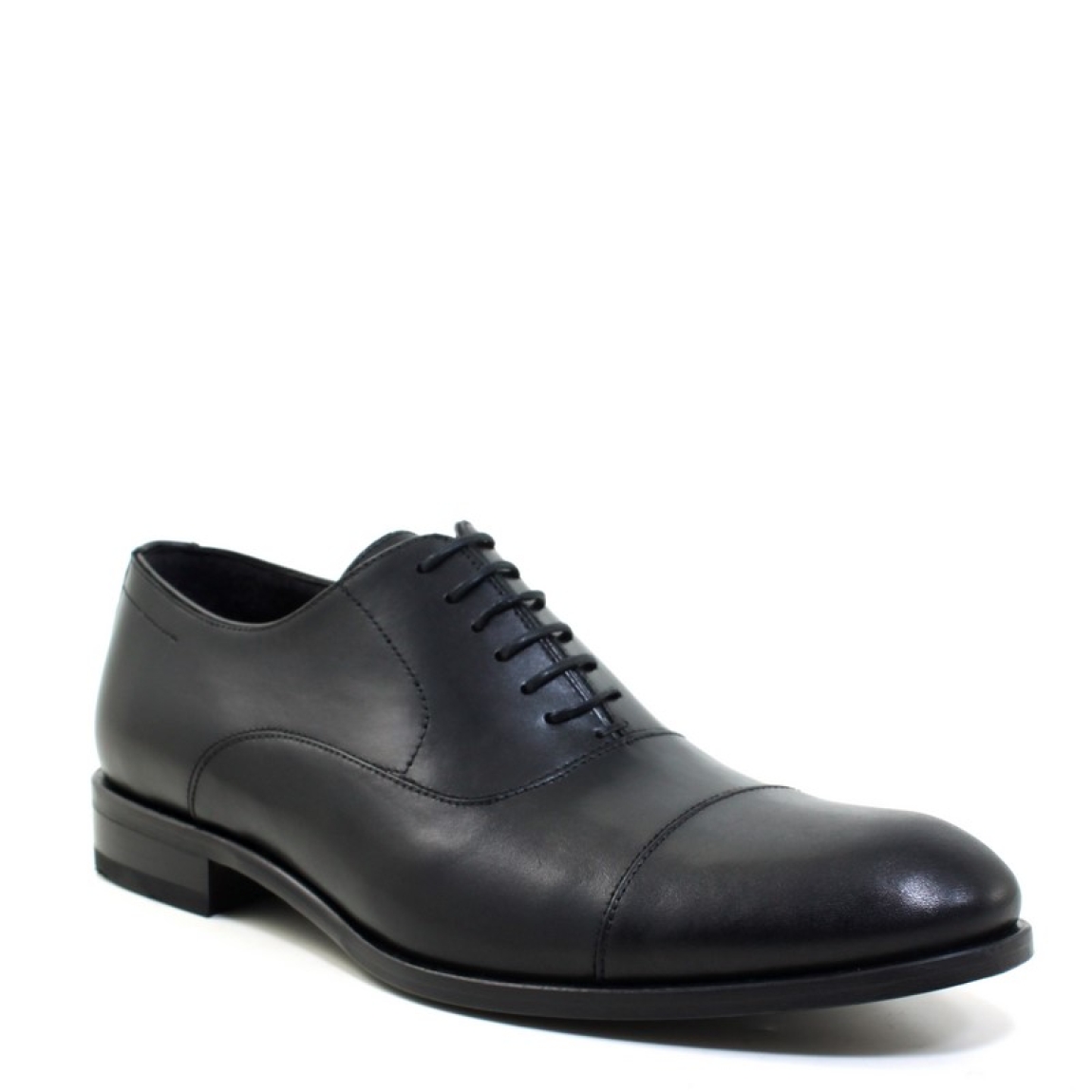Blucher de puntera redonda de la marca Sergio Serrano modelo 2201. Exterior de piel de color negro con cierre de cordones al tono. Suela de goma.