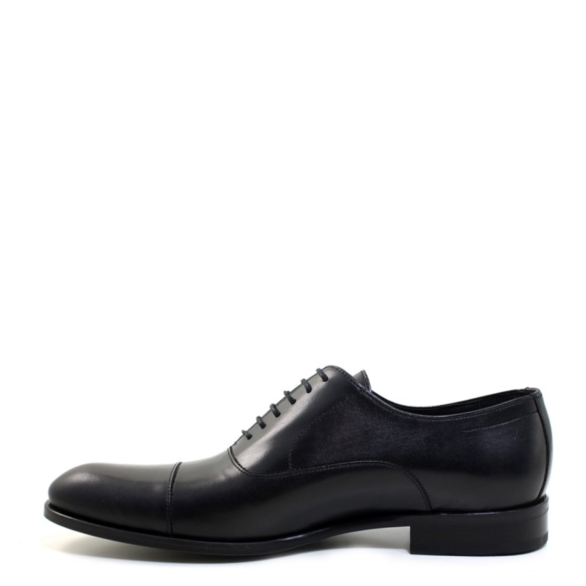 Blucher de puntera redonda de la marca Sergio Serrano modelo 2201. Exterior de piel de color negro con cierre de cordones al tono. Suela de goma.
