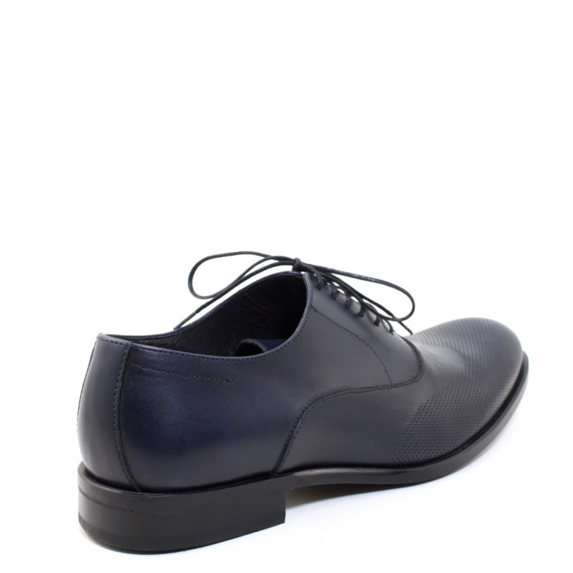 Blucher de la marca Sergio Serrano modelo 2241. Exterior de piel de color marino con cierre de cordones y punta picada. Suela de goma.