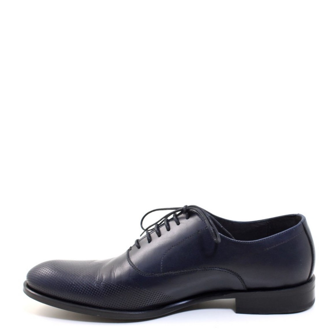 Blucher de la marca Sergio Serrano modelo 2241. Exterior de piel de color marino con cierre de cordones y punta picada. Suela de goma.