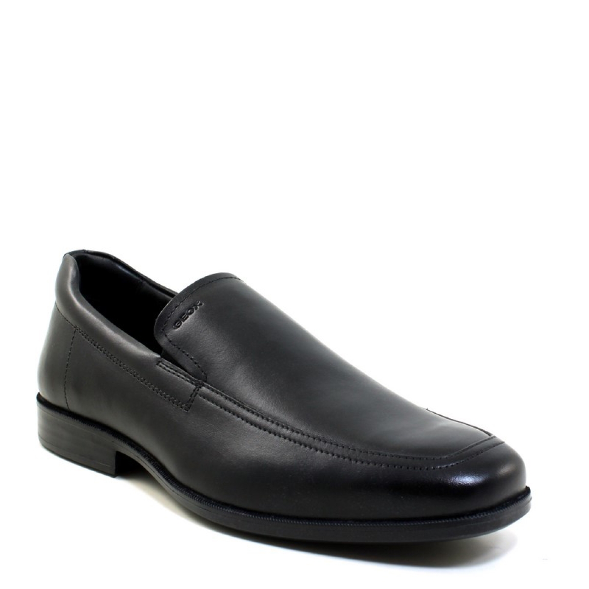 Copete de la marca Geox, modelo U926SD. Exterior en piel de color negro, con costuras decorativas al tono. Interior en piel.