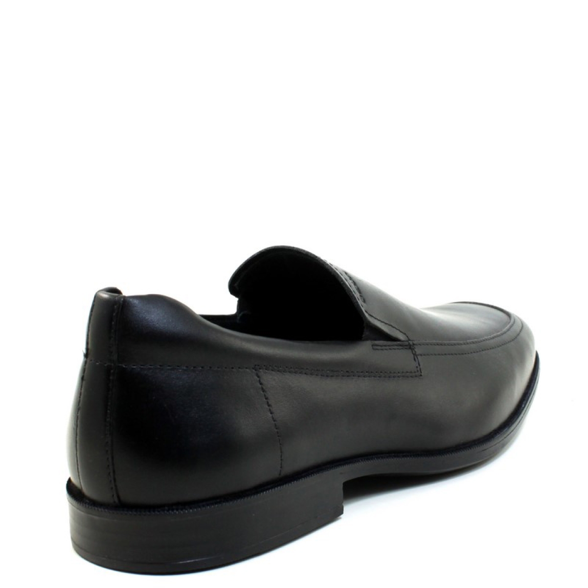 Copete de la marca Geox, modelo U926SD. Exterior en piel de color negro, con costuras decorativas al tono. Interior en piel.