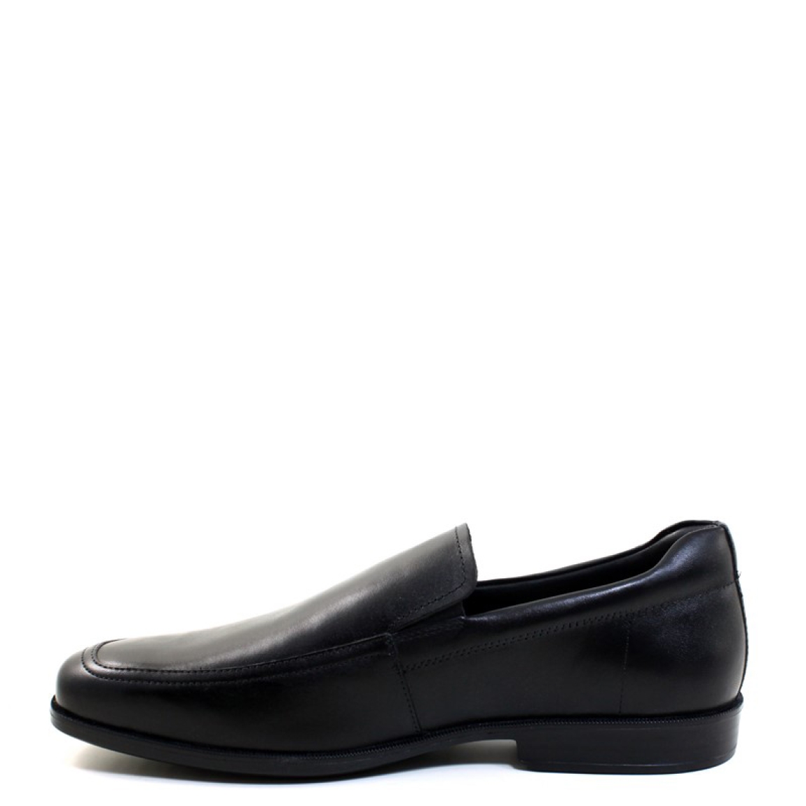 Copete de la marca Geox, modelo U926SD. Exterior en piel de color negro, con costuras decorativas al tono. Interior en piel.