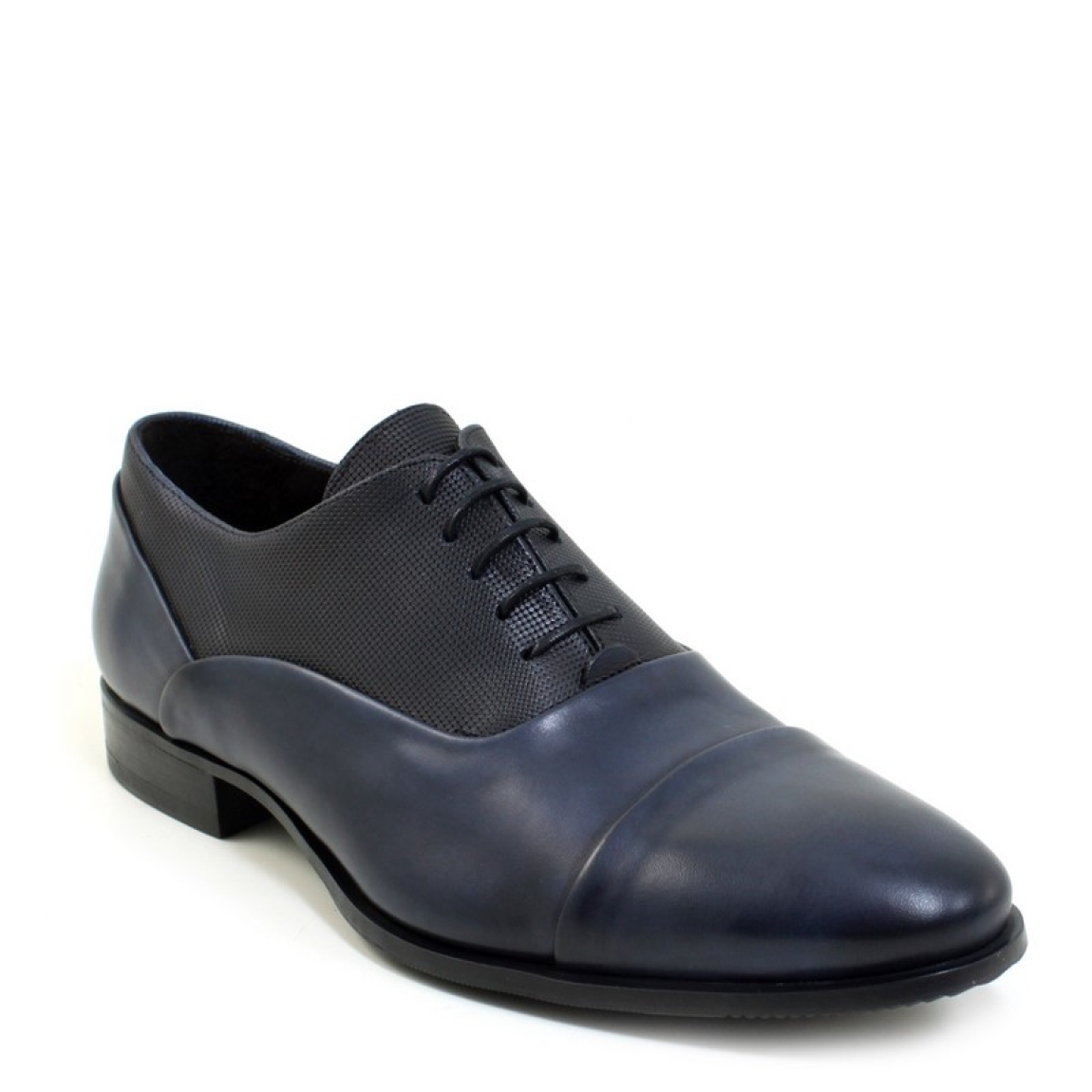 Blucher de Sergio Serrano modelo 5818. Exterior de piel de color negro con cierre de cordones al tono. Suela de goma.
