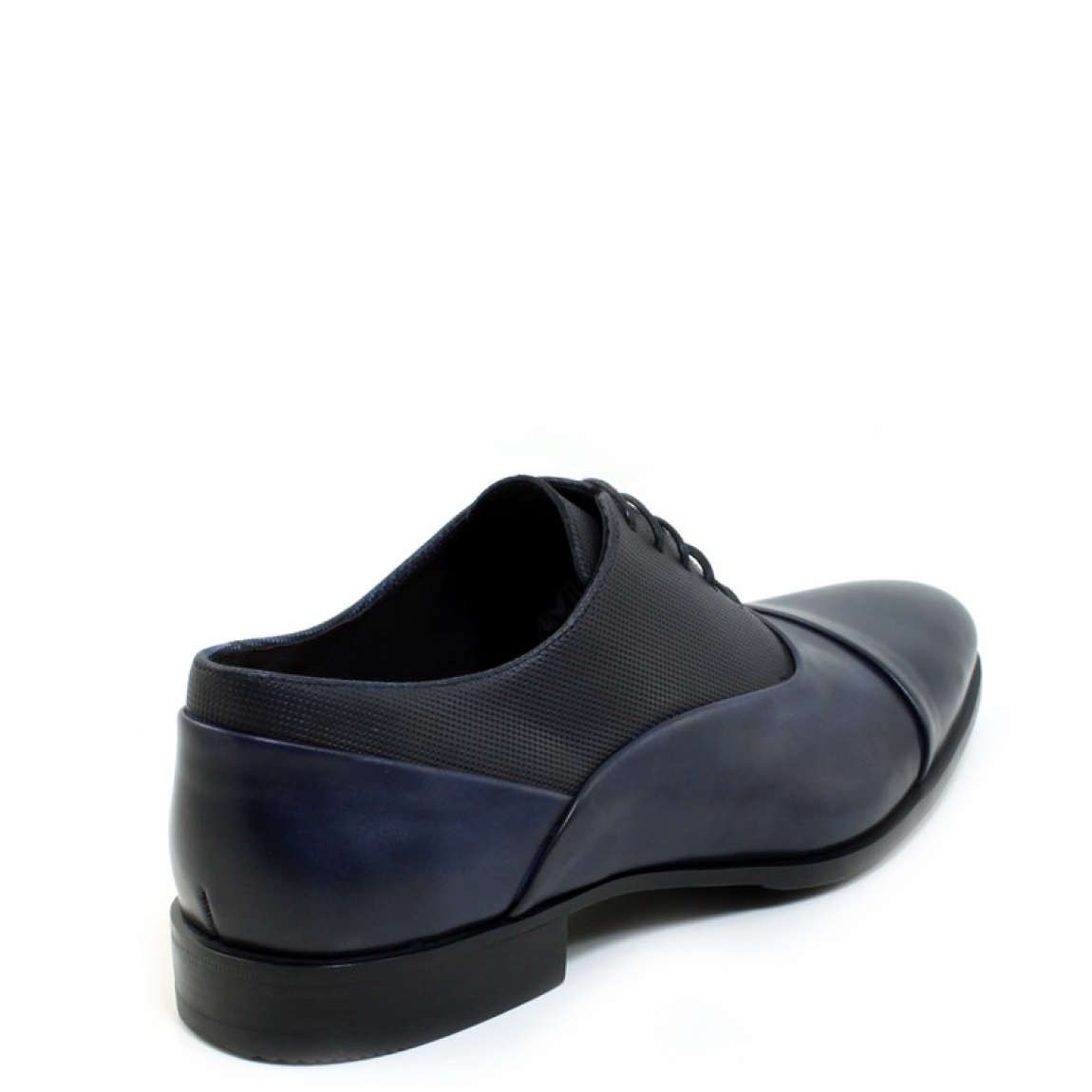 Blucher de Sergio Serrano modelo 5818. Exterior de piel de color negro con cierre de cordones al tono. Suela de goma.