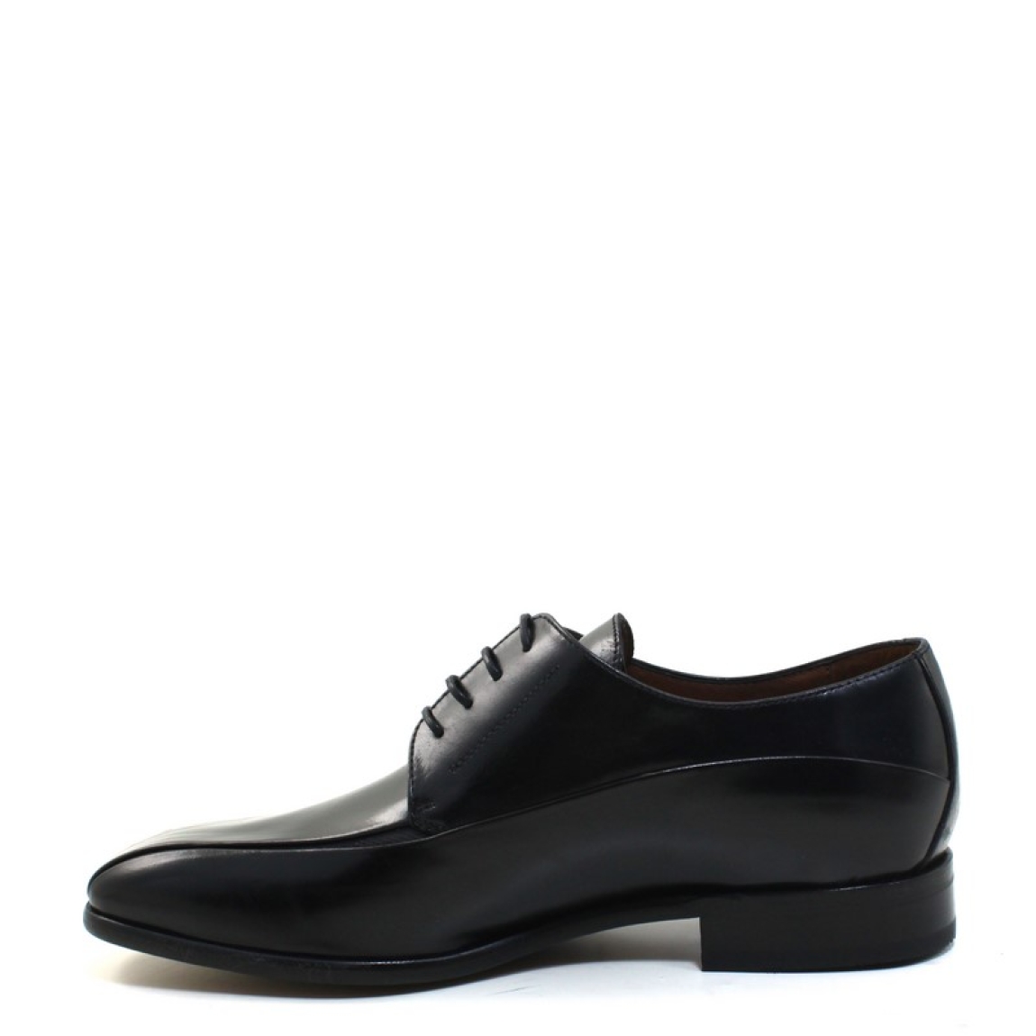 Blucher de la marca Sergio Serrano modelo 9510. Exterior de piel de color negro con cierre de cordones al tono. Suela de goma.