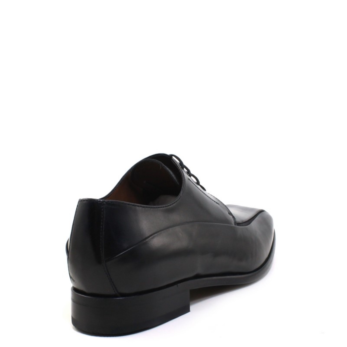 Blucher de la marca Sergio Serrano modelo 9510. Exterior de piel de color negro con cierre de cordones al tono. Suela de goma.