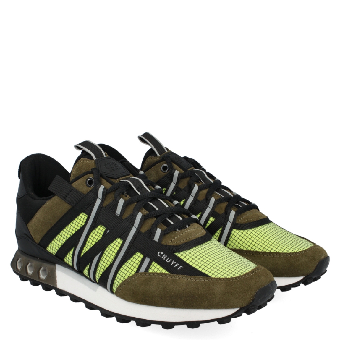 Deportiva de la marca Cruyff, modelo Fearia Hex-Tech. Exterior de la deportiva en nylon de color verde con detalles en color kaki. Interior de la deportiva en textil de color negro. Cierre de la deportiva con cordones. Suela de goma dentada de 2 cm. Los tubos hexagonales son diseñados para permitir la entrada de aire a la parte posterior de la zapatilla, proporcionando un extra de soporte al pie. Plantilla muy cómoda, acolchada para garantizar el máximo confort. La deportiva Cruyff Fearia Hex-Tech es una nueva y exclusiva technología de Cruyff que mejora el rendimiento gracias a una mayor amortiguación.