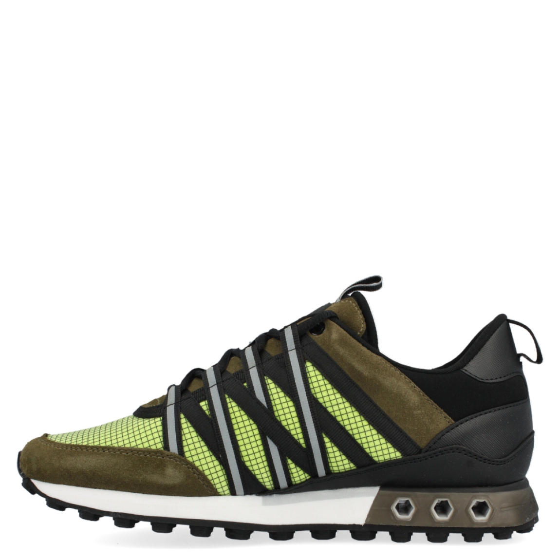 Deportiva de la marca Cruyff, modelo Fearia Hex-Tech. Exterior de la deportiva en nylon de color verde con detalles en color kaki. Interior de la deportiva en textil de color negro. Cierre de la deportiva con cordones. Suela de goma dentada de 2 cm. Los tubos hexagonales son diseñados para permitir la entrada de aire a la parte posterior de la zapatilla, proporcionando un extra de soporte al pie. Plantilla muy cómoda, acolchada para garantizar el máximo confort. La deportiva Cruyff Fearia Hex-Tech es una nueva y exclusiva technología de Cruyff que mejora el rendimiento gracias a una mayor amortiguación.